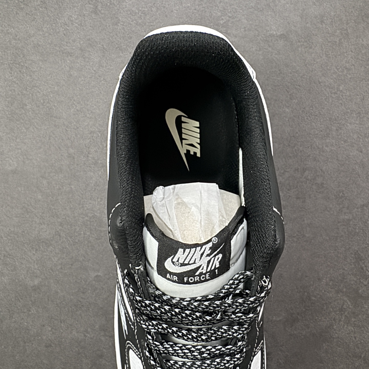 图片[7]-【定制版】黑白格调，经典焕新｜Nike Air Force 1 Low！当经典的空军一号遇上黑白熊猫配色，再搭配精致的双G挂饰细节，潮流感直接拉满！ 皮革鞋面质感在线，黑白拼接的设计利落又百搭，不管是日常出街还是搭配造型，都能轻松hold住场面。标志性的Air气垫加持，脚感依旧舒适耐穿，经典鞋型融合个性装饰，让这双AF1既有复古底蕴，又藏着独一份的潮流巧思。是鞋柜里不可错过的个性款，穿上它，走出属于自己的潮流步调～ 货号：DD1982-340 尺码：36-45-选品中心