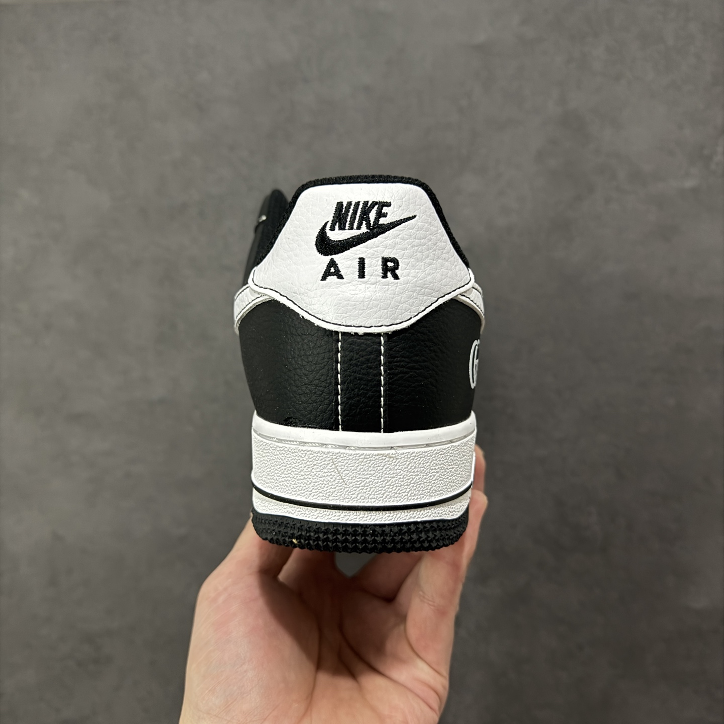 图片[4]-【定制版】黑白格调，经典焕新｜Nike Air Force 1 Low！当经典的空军一号遇上黑白熊猫配色，再搭配精致的双G挂饰细节，潮流感直接拉满！ 皮革鞋面质感在线，黑白拼接的设计利落又百搭，不管是日常出街还是搭配造型，都能轻松hold住场面。标志性的Air气垫加持，脚感依旧舒适耐穿，经典鞋型融合个性装饰，让这双AF1既有复古底蕴，又藏着独一份的潮流巧思。是鞋柜里不可错过的个性款，穿上它，走出属于自己的潮流步调～ 货号：DD1982-340 尺码：36-45-选品中心