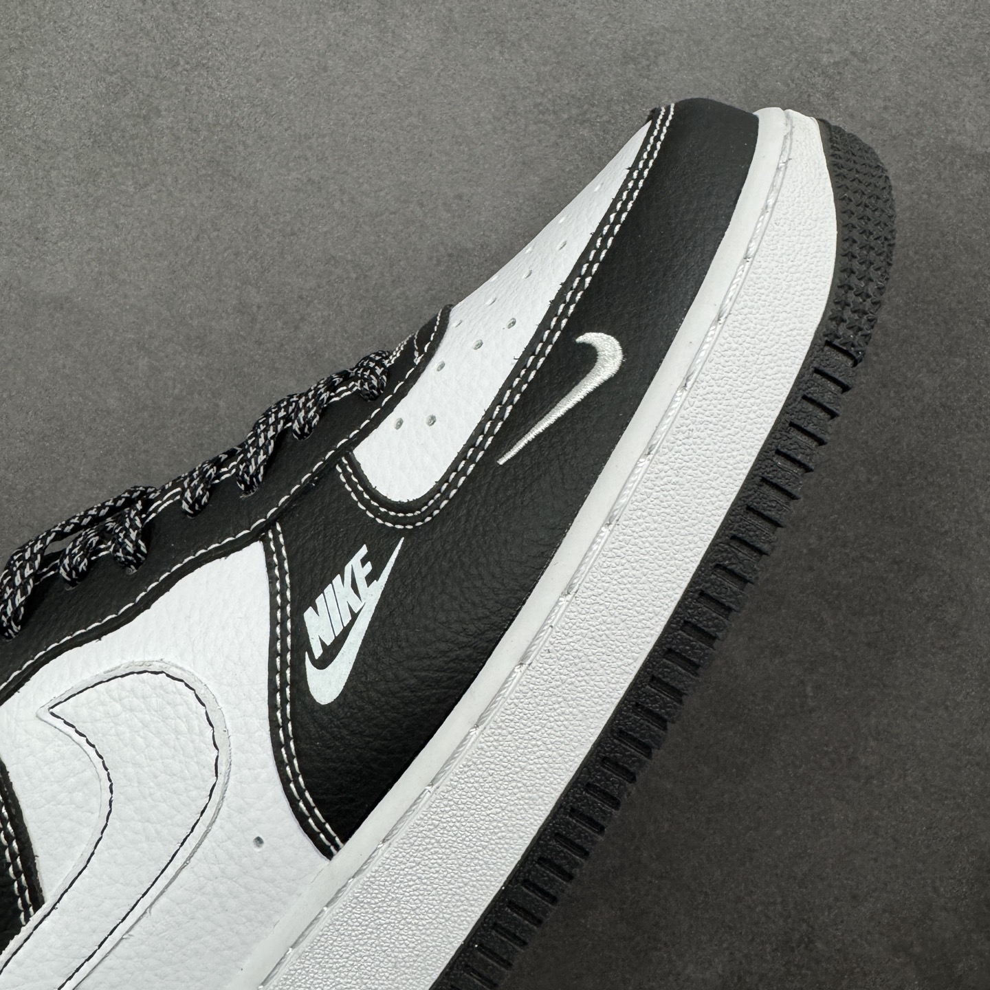 图片[5]-【定制版】黑白格调，经典焕新｜Nike Air Force 1 Low！当经典的空军一号遇上黑白熊猫配色，再搭配精致的双G挂饰细节，潮流感直接拉满！ 皮革鞋面质感在线，黑白拼接的设计利落又百搭，不管是日常出街还是搭配造型，都能轻松hold住场面。标志性的Air气垫加持，脚感依旧舒适耐穿，经典鞋型融合个性装饰，让这双AF1既有复古底蕴，又藏着独一份的潮流巧思。是鞋柜里不可错过的个性款，穿上它，走出属于自己的潮流步调～ 货号：DD1982-340 尺码：36-45-选品中心