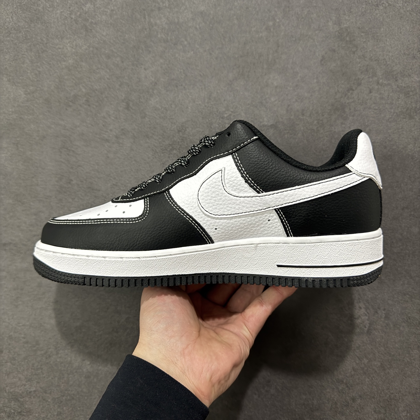 图片[2]-【定制版】黑白格调，经典焕新｜Nike Air Force 1 Low！当经典的空军一号遇上黑白熊猫配色，再搭配精致的双G挂饰细节，潮流感直接拉满！ 皮革鞋面质感在线，黑白拼接的设计利落又百搭，不管是日常出街还是搭配造型，都能轻松hold住场面。标志性的Air气垫加持，脚感依旧舒适耐穿，经典鞋型融合个性装饰，让这双AF1既有复古底蕴，又藏着独一份的潮流巧思。是鞋柜里不可错过的个性款，穿上它，走出属于自己的潮流步调～ 货号：DD1982-340 尺码：36-45-选品中心