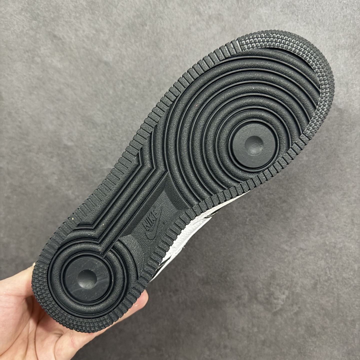 图片[9]-【定制版】黑白格调，经典焕新｜Nike Air Force 1 Low！当经典的空军一号遇上黑白熊猫配色，再搭配精致的双G挂饰细节，潮流感直接拉满！ 皮革鞋面质感在线，黑白拼接的设计利落又百搭，不管是日常出街还是搭配造型，都能轻松hold住场面。标志性的Air气垫加持，脚感依旧舒适耐穿，经典鞋型融合个性装饰，让这双AF1既有复古底蕴，又藏着独一份的潮流巧思。是鞋柜里不可错过的个性款，穿上它，走出属于自己的潮流步调～ 货号：DD1982-340 尺码：36-45-选品中心