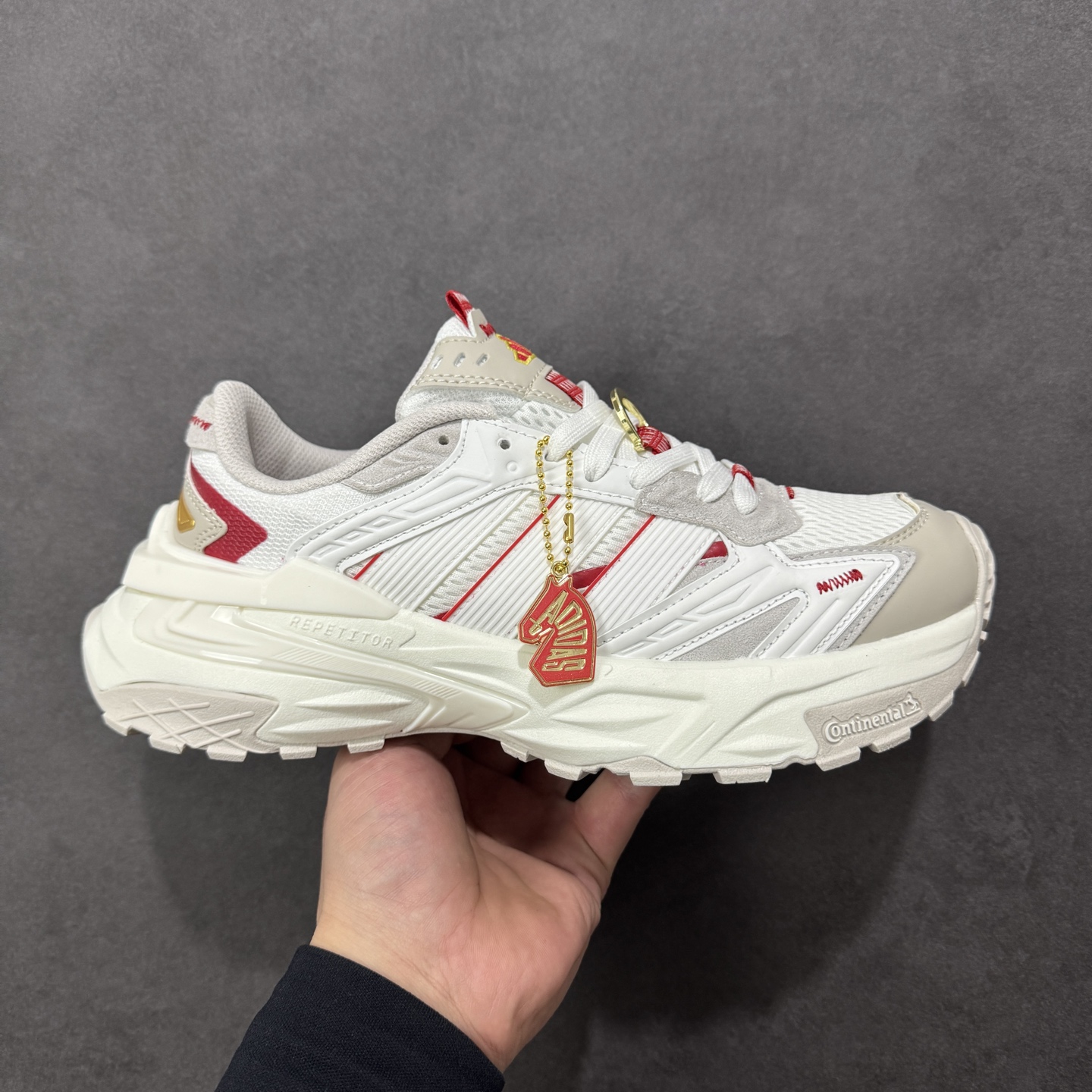 NO:690214,Local store support [Company level] Adidas XLG STORM EDGE Year of the Horse Limited CNY New Year model Adidas Comfortable non-slip dad shoes The upper is made of light and breathable mesh to provide excellent air circulation performance. The midsole uses the brand's unique Bounce cushioning technology to help reduce the impact of the ground on the joints and improve overall comfort. The design style of the shoes is simple and elegant, taking into account both functionality and beauty. Suitable for various scenarios  Item number: KI1855 Size: 35.5 36 36.5 37 38 38.5 39 40 40.5 41 42 42.5 43 44 45 Code MZB270280,,adidas19860909本地 支持放店【公司级】Adidas XLG STORM EDGE 马年限定 CNY新年款 阿迪达斯 舒适 防滑 老爹鞋 鞋面由轻薄透气的网布制成 提供卓越的空气流通性能 中底使用品牌独有的Bounce缓震技术 帮助减少地面对关节的冲击力 提升整体的舒适性 鞋子的设计风格简约大气 同时兼顾功能性和美感 适用于各种场景 货号:KI1855 尺码:35.5 36 36.5 37 38 38.5 39 40 40.5 41 42 42.5 43 44 45 编码MZB270280,,adidas,Men's shoes