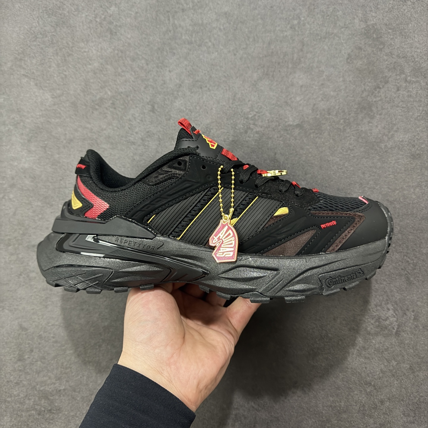 NO:690219,Local store support [Company level] Adidas XLG STORM EDGE Year of the Horse Limited CNY New Year model Adidas Comfortable non-slip dad shoes The upper is made of light and breathable mesh to provide excellent air circulation performance. The midsole uses the brand's unique Bounce cushioning technology to help reduce the impact of the ground on the joints and improve overall comfort. The design style of the shoes is simple and elegant, taking into account both functionality and beauty. Suitable for various scenarios  Item number: KI1856 Size: 35.5 36 36.5 37 38 38.5 39 40 40.5 41 42 42.5 43 44 45 Code MZB270280,, adidas19860909本地 支持放店【公司级】Adidas XLG STORM EDGE 马年限定 CNY新年款 阿迪达斯 舒适 防滑 老爹鞋 鞋面由轻薄透气的网布制成 提供卓越的空气流通性能 中底使用品牌独有的Bounce缓震技术 帮助减少地面对关节的冲击力 提升整体的舒适性 鞋子的设计风格简约大气 同时兼顾功能性和美感 适用于各种场景 货号:KI1856 尺码:35.5 36 36.5 37 38 38.5 39 40 40.5 41 42 42.5 43 44 45 编码MZB270280,,adidas,Men's shoes