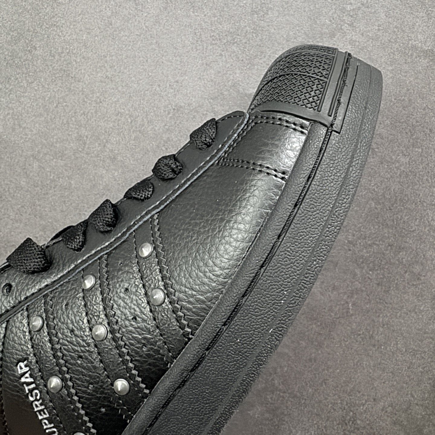 图片[5]-【GX版本】adidas originals Superstar 2 百搭舒适薄底 防滑耐磨 低帮 板鞋 尺码：36-45 货号：JQ3225 Superstar系列以贝壳头设计著称，这一标志性元素使其在众多鞋款中脱颖而出。贝壳头不仅具有防撞和保护脚尖的作用，还成为了时尚界的经典符号。作为阿迪达斯经典系列的一部分，Superstar鞋侧常常饰有三叶草标志，彰显品牌身份与品质保证。鞋面采用优质皮革，质感高级且耐磨耐穿。柔软橡胶底则提供了良好的缓震效果和抓地力。Superstar板鞋以其舒适的穿着体验而著称。柔软橡胶底和合理的内部空间设计，使得长时间穿着也不会感到疲劳。简约复古的鞋型搭配贝壳头设计，使得Superstar成为一款百搭鞋款。无论是搭配牛仔裤、休闲裤还是裙子，都能轻松驾驭各种风格。采用优质材质和精湛工艺打造，Superstar板鞋具有出色的耐用性和耐磨性，能够陪伴消费者度过漫长的时光。自诞生以来，Superstar逐渐成为街头潮流文化的代表之一。众多潮人、明星和设计师都钟爱这款鞋款，纷纷将其纳入自己的穿搭中。-选品中心