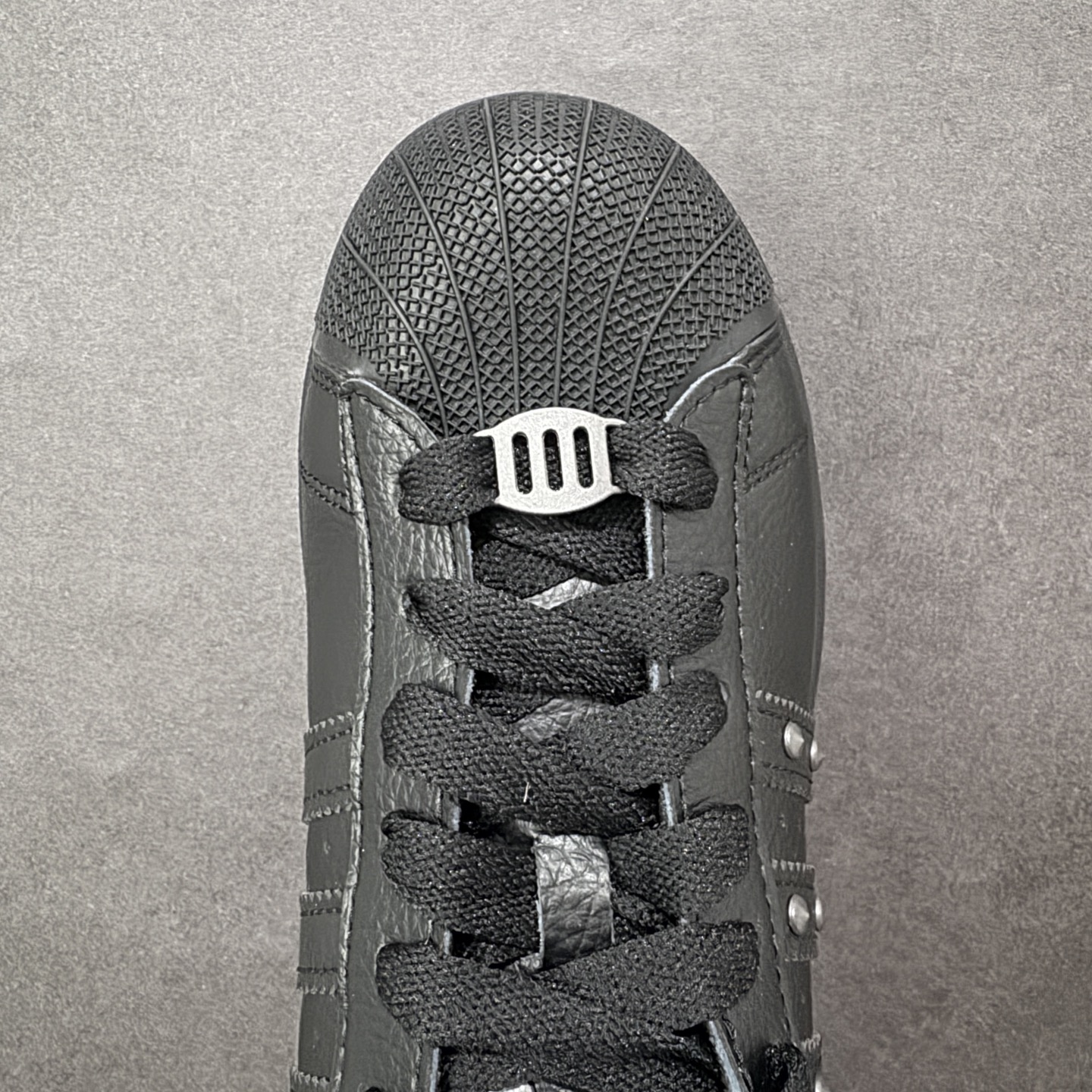 图片[8]-【GX版本】adidas originals Superstar 2 百搭舒适薄底 防滑耐磨 低帮 板鞋 尺码：36-45 货号：JQ3225 Superstar系列以贝壳头设计著称，这一标志性元素使其在众多鞋款中脱颖而出。贝壳头不仅具有防撞和保护脚尖的作用，还成为了时尚界的经典符号。作为阿迪达斯经典系列的一部分，Superstar鞋侧常常饰有三叶草标志，彰显品牌身份与品质保证。鞋面采用优质皮革，质感高级且耐磨耐穿。柔软橡胶底则提供了良好的缓震效果和抓地力。Superstar板鞋以其舒适的穿着体验而著称。柔软橡胶底和合理的内部空间设计，使得长时间穿着也不会感到疲劳。简约复古的鞋型搭配贝壳头设计，使得Superstar成为一款百搭鞋款。无论是搭配牛仔裤、休闲裤还是裙子，都能轻松驾驭各种风格。采用优质材质和精湛工艺打造，Superstar板鞋具有出色的耐用性和耐磨性，能够陪伴消费者度过漫长的时光。自诞生以来，Superstar逐渐成为街头潮流文化的代表之一。众多潮人、明星和设计师都钟爱这款鞋款，纷纷将其纳入自己的穿搭中。-选品中心