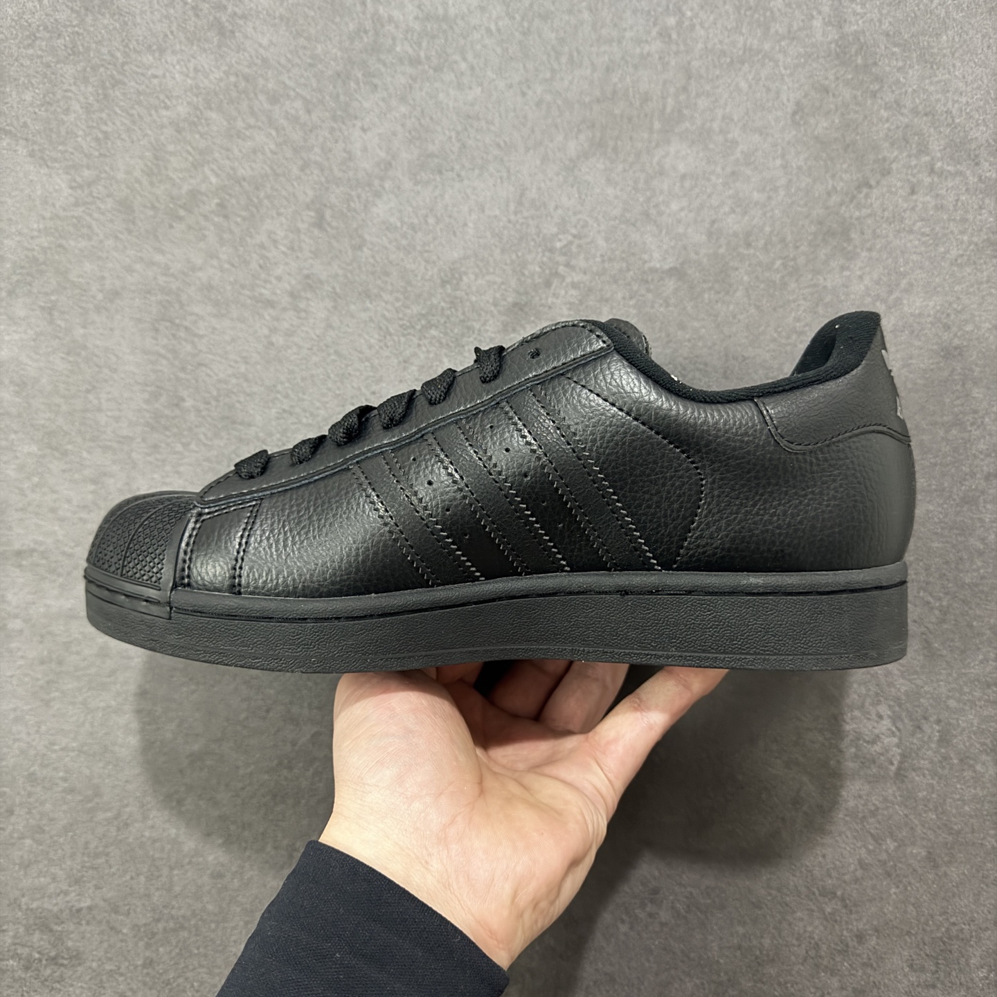图片[2]-【GX版本】adidas originals Superstar 2 百搭舒适薄底 防滑耐磨 低帮 板鞋 尺码：36-45 货号：JQ3225 Superstar系列以贝壳头设计著称，这一标志性元素使其在众多鞋款中脱颖而出。贝壳头不仅具有防撞和保护脚尖的作用，还成为了时尚界的经典符号。作为阿迪达斯经典系列的一部分，Superstar鞋侧常常饰有三叶草标志，彰显品牌身份与品质保证。鞋面采用优质皮革，质感高级且耐磨耐穿。柔软橡胶底则提供了良好的缓震效果和抓地力。Superstar板鞋以其舒适的穿着体验而著称。柔软橡胶底和合理的内部空间设计，使得长时间穿着也不会感到疲劳。简约复古的鞋型搭配贝壳头设计，使得Superstar成为一款百搭鞋款。无论是搭配牛仔裤、休闲裤还是裙子，都能轻松驾驭各种风格。采用优质材质和精湛工艺打造，Superstar板鞋具有出色的耐用性和耐磨性，能够陪伴消费者度过漫长的时光。自诞生以来，Superstar逐渐成为街头潮流文化的代表之一。众多潮人、明星和设计师都钟爱这款鞋款，纷纷将其纳入自己的穿搭中。-选品中心