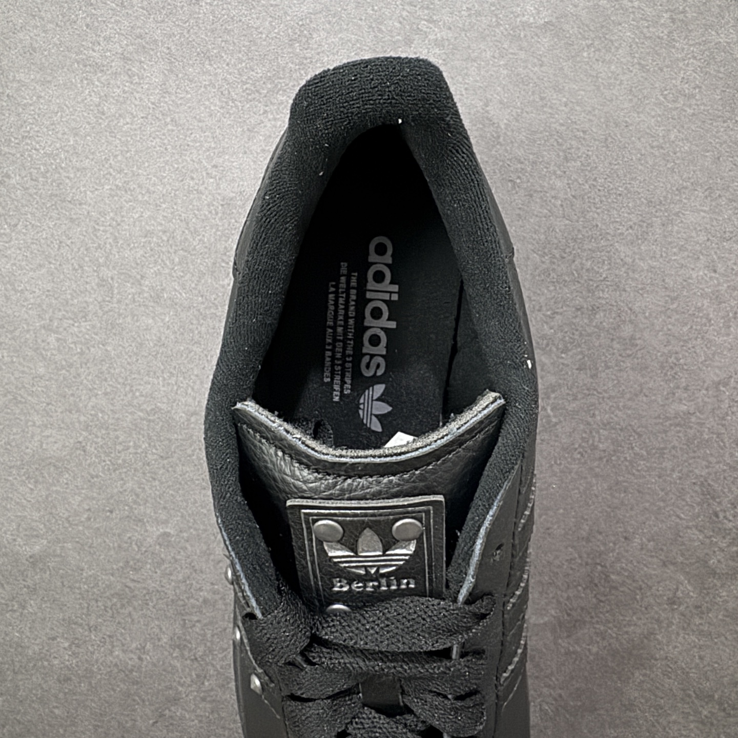 图片[7]-【GX版本】adidas originals Superstar 2 百搭舒适薄底 防滑耐磨 低帮 板鞋 尺码：36-45 货号：JQ3225 Superstar系列以贝壳头设计著称，这一标志性元素使其在众多鞋款中脱颖而出。贝壳头不仅具有防撞和保护脚尖的作用，还成为了时尚界的经典符号。作为阿迪达斯经典系列的一部分，Superstar鞋侧常常饰有三叶草标志，彰显品牌身份与品质保证。鞋面采用优质皮革，质感高级且耐磨耐穿。柔软橡胶底则提供了良好的缓震效果和抓地力。Superstar板鞋以其舒适的穿着体验而著称。柔软橡胶底和合理的内部空间设计，使得长时间穿着也不会感到疲劳。简约复古的鞋型搭配贝壳头设计，使得Superstar成为一款百搭鞋款。无论是搭配牛仔裤、休闲裤还是裙子，都能轻松驾驭各种风格。采用优质材质和精湛工艺打造，Superstar板鞋具有出色的耐用性和耐磨性，能够陪伴消费者度过漫长的时光。自诞生以来，Superstar逐渐成为街头潮流文化的代表之一。众多潮人、明星和设计师都钟爱这款鞋款，纷纷将其纳入自己的穿搭中。-选品中心