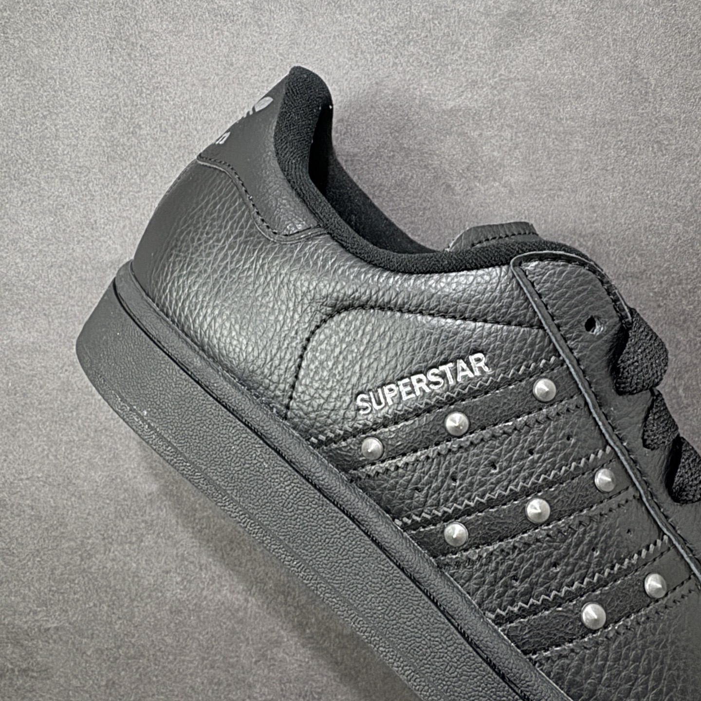 图片[6]-【GX版本】adidas originals Superstar 2 百搭舒适薄底 防滑耐磨 低帮 板鞋 尺码：36-45 货号：JQ3225 Superstar系列以贝壳头设计著称，这一标志性元素使其在众多鞋款中脱颖而出。贝壳头不仅具有防撞和保护脚尖的作用，还成为了时尚界的经典符号。作为阿迪达斯经典系列的一部分，Superstar鞋侧常常饰有三叶草标志，彰显品牌身份与品质保证。鞋面采用优质皮革，质感高级且耐磨耐穿。柔软橡胶底则提供了良好的缓震效果和抓地力。Superstar板鞋以其舒适的穿着体验而著称。柔软橡胶底和合理的内部空间设计，使得长时间穿着也不会感到疲劳。简约复古的鞋型搭配贝壳头设计，使得Superstar成为一款百搭鞋款。无论是搭配牛仔裤、休闲裤还是裙子，都能轻松驾驭各种风格。采用优质材质和精湛工艺打造，Superstar板鞋具有出色的耐用性和耐磨性，能够陪伴消费者度过漫长的时光。自诞生以来，Superstar逐渐成为街头潮流文化的代表之一。众多潮人、明星和设计师都钟爱这款鞋款，纷纷将其纳入自己的穿搭中。-选品中心