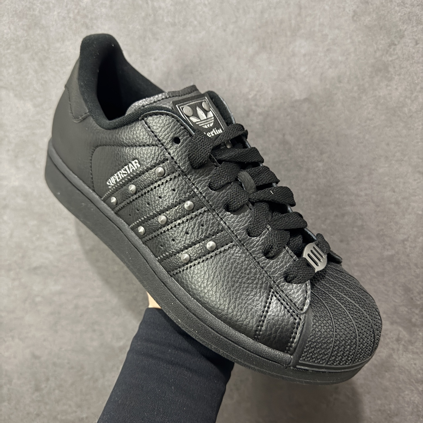 图片[3]-【GX版本】adidas originals Superstar 2 百搭舒适薄底 防滑耐磨 低帮 板鞋 尺码：36-45 货号：JQ3225 Superstar系列以贝壳头设计著称，这一标志性元素使其在众多鞋款中脱颖而出。贝壳头不仅具有防撞和保护脚尖的作用，还成为了时尚界的经典符号。作为阿迪达斯经典系列的一部分，Superstar鞋侧常常饰有三叶草标志，彰显品牌身份与品质保证。鞋面采用优质皮革，质感高级且耐磨耐穿。柔软橡胶底则提供了良好的缓震效果和抓地力。Superstar板鞋以其舒适的穿着体验而著称。柔软橡胶底和合理的内部空间设计，使得长时间穿着也不会感到疲劳。简约复古的鞋型搭配贝壳头设计，使得Superstar成为一款百搭鞋款。无论是搭配牛仔裤、休闲裤还是裙子，都能轻松驾驭各种风格。采用优质材质和精湛工艺打造，Superstar板鞋具有出色的耐用性和耐磨性，能够陪伴消费者度过漫长的时光。自诞生以来，Superstar逐渐成为街头潮流文化的代表之一。众多潮人、明星和设计师都钟爱这款鞋款，纷纷将其纳入自己的穿搭中。-选品中心