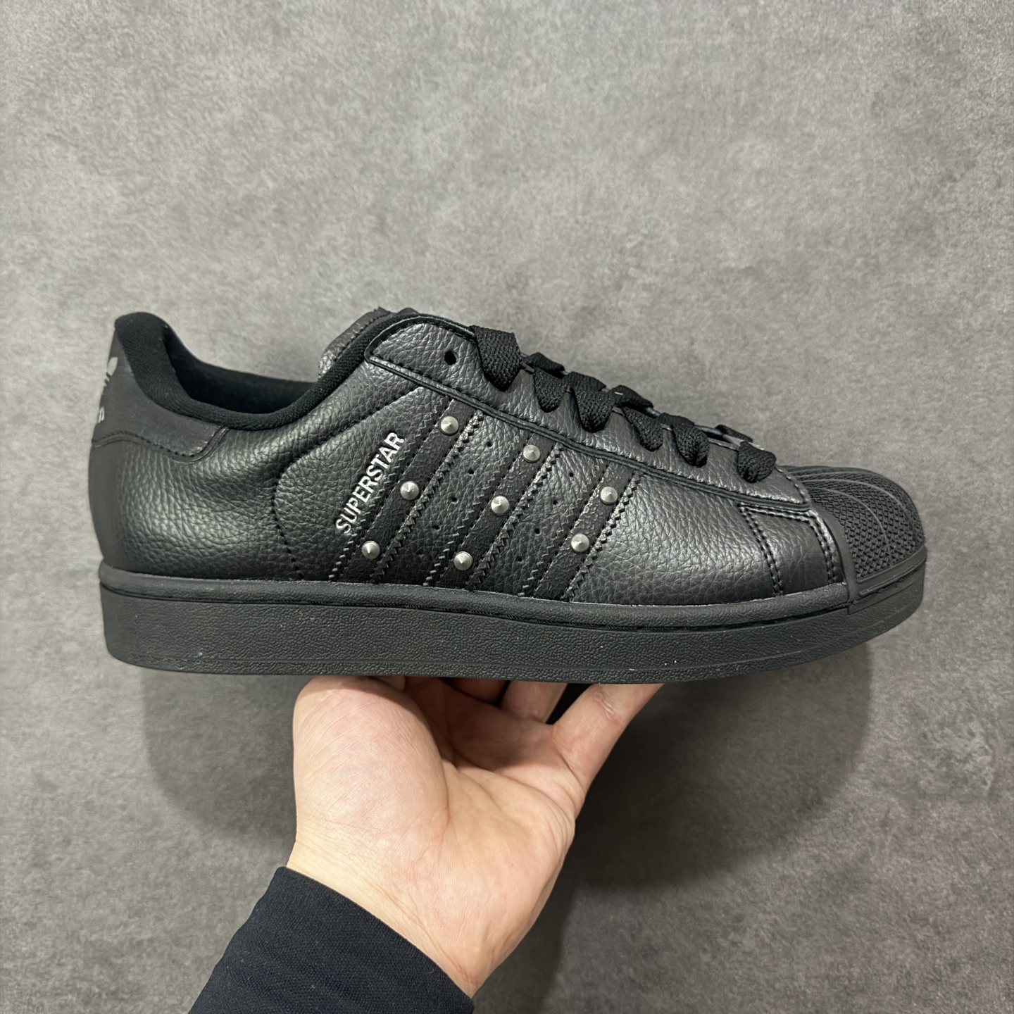 【GX版本】adidas originals Superstar 2 百搭舒适薄底 防滑耐磨 低帮 板鞋 尺码：36-45 货号：JQ3225 Superstar系列以贝壳头设计著称，这一标志性元素使其在众多鞋款中脱颖而出。贝壳头不仅具有防撞和保护脚尖的作用，还成为了时尚界的经典符号。作为阿迪达斯经典系列的一部分，Superstar鞋侧常常饰有三叶草标志，彰显品牌身份与品质保证。鞋面采用优质皮革，质感高级且耐磨耐穿。柔软橡胶底则提供了良好的缓震效果和抓地力。Superstar板鞋以其舒适的穿着体验而著称。柔软橡胶底和合理的内部空间设计，使得长时间穿着也不会感到疲劳。简约复古的鞋型搭配贝壳头设计，使得Superstar成为一款百搭鞋款。无论是搭配牛仔裤、休闲裤还是裙子，都能轻松驾驭各种风格。采用优质材质和精湛工艺打造，Superstar板鞋具有出色的耐用性和耐磨性，能够陪伴消费者度过漫长的时光。自诞生以来，Superstar逐渐成为街头潮流文化的代表之一。众多潮人、明星和设计师都钟爱这款鞋款，纷纷将其纳入自己的穿搭中。-选品中心