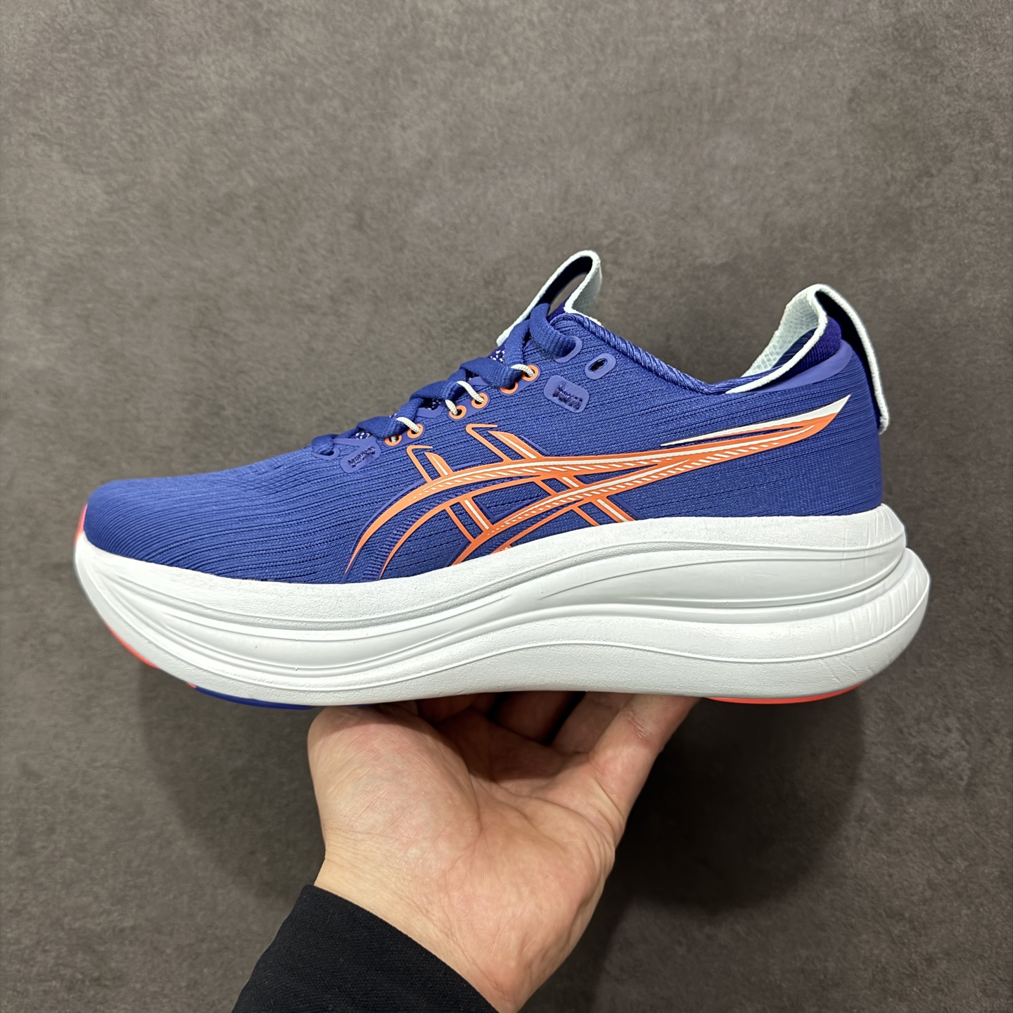Asics Gel-Nimbus 28 亚瑟士复古透气休闲鞋缓震耐磨跑步鞋 货号：1011C127-40