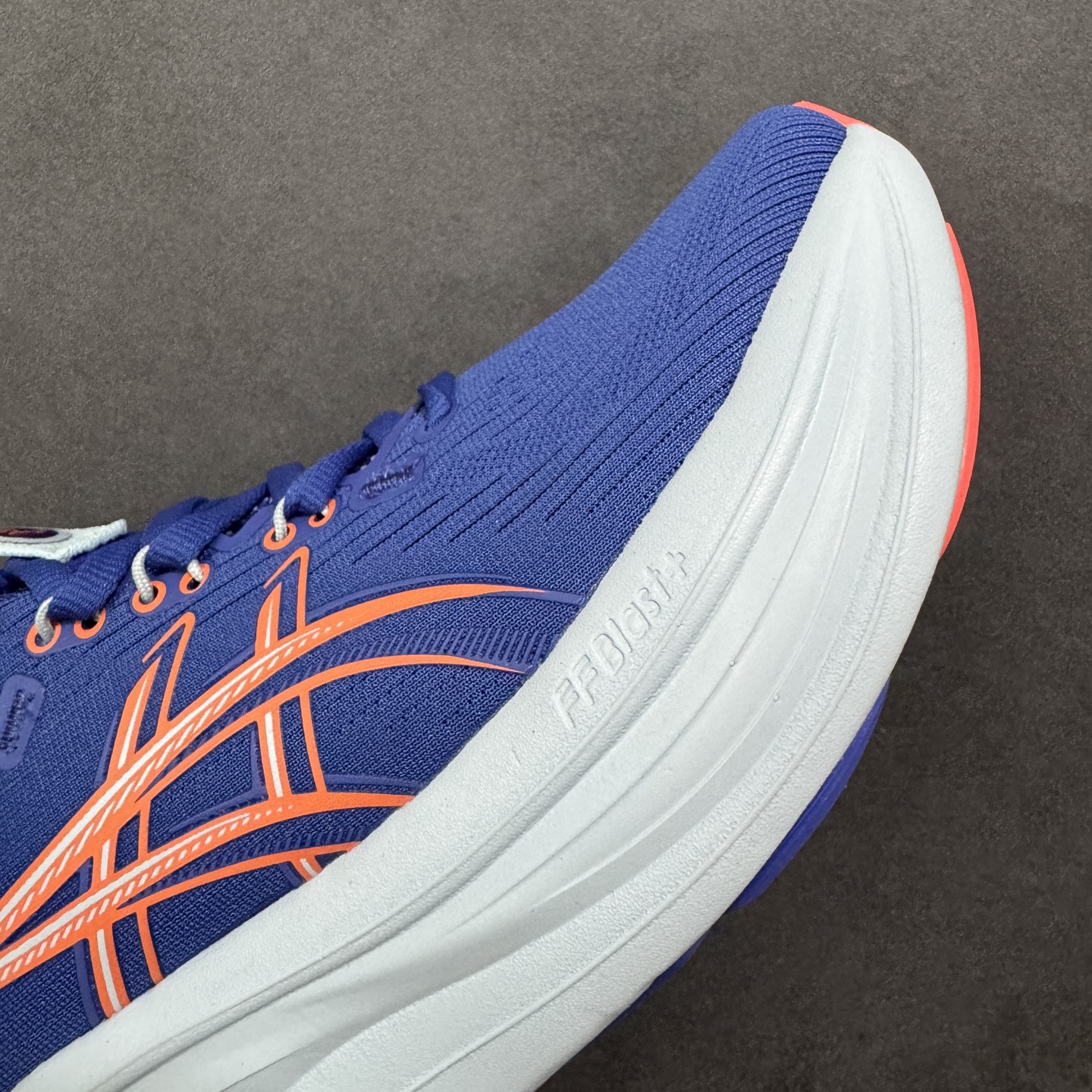 Asics Gel-Nimbus 28 亚瑟士复古透气休闲鞋缓震耐磨跑步鞋 货号：1011C127-40