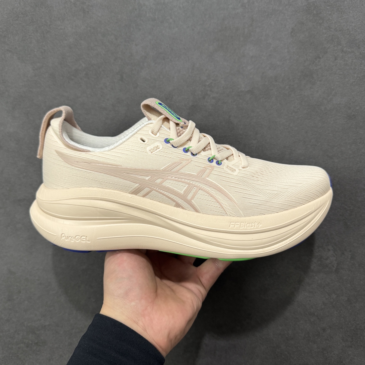 Asics Gel-Nimbus 28 亚瑟士复古透气休闲鞋缓震耐磨跑步鞋 货号：1011C127-70
