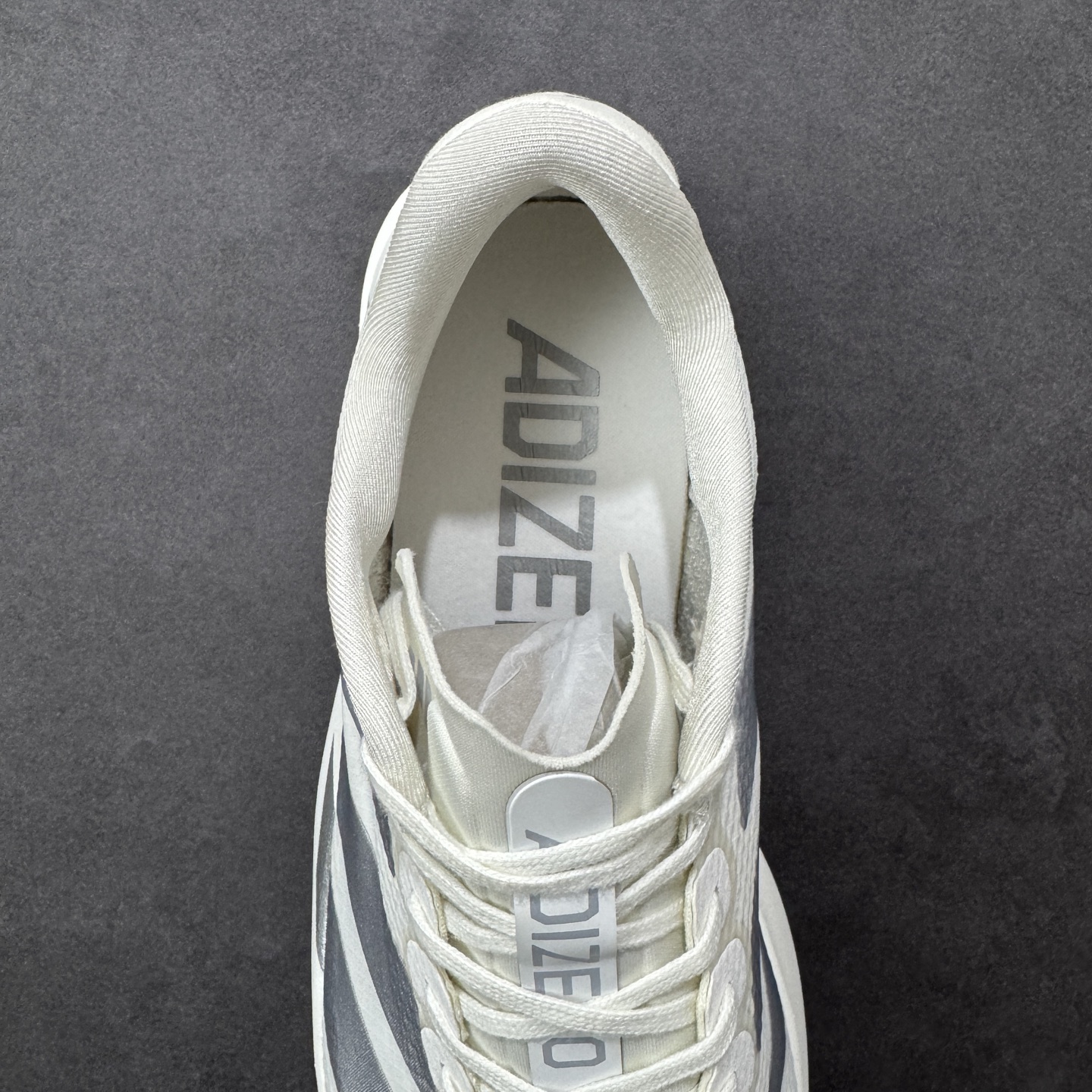 图片[7]-【TD版本】AD Adizero EVO SL 二代 马拉松竞速专业跑鞋 JR2028 针织网面非常轻薄 纤维间的缝隙很大 可以保证跑步时的透气、排汗效果 鞋舌直接与两侧的内衬和鞋底连接在一起 在跑步过程中不会被鞋舌的左右移动所困扰 在标准鞋带孔的基础上再拓宽一组鞋带孔 适合不同脚型的需求 突破性 EnergyRods 技术，有助于跑者实现更好的成绩 中底独特的LIGHTSTRIKE PRO泡棉材质 微弹感觉在跑步过程中给予了良好的支撑体验 对于顶级精英和高水平进阶跑者来说 ADIOS PRO是一双值得信赖的竞速比赛用鞋 尺码：36 36.5 37.5 38 38.5 39 40 40.5 41 42 42.5 43 44 44.5 45-选品中心