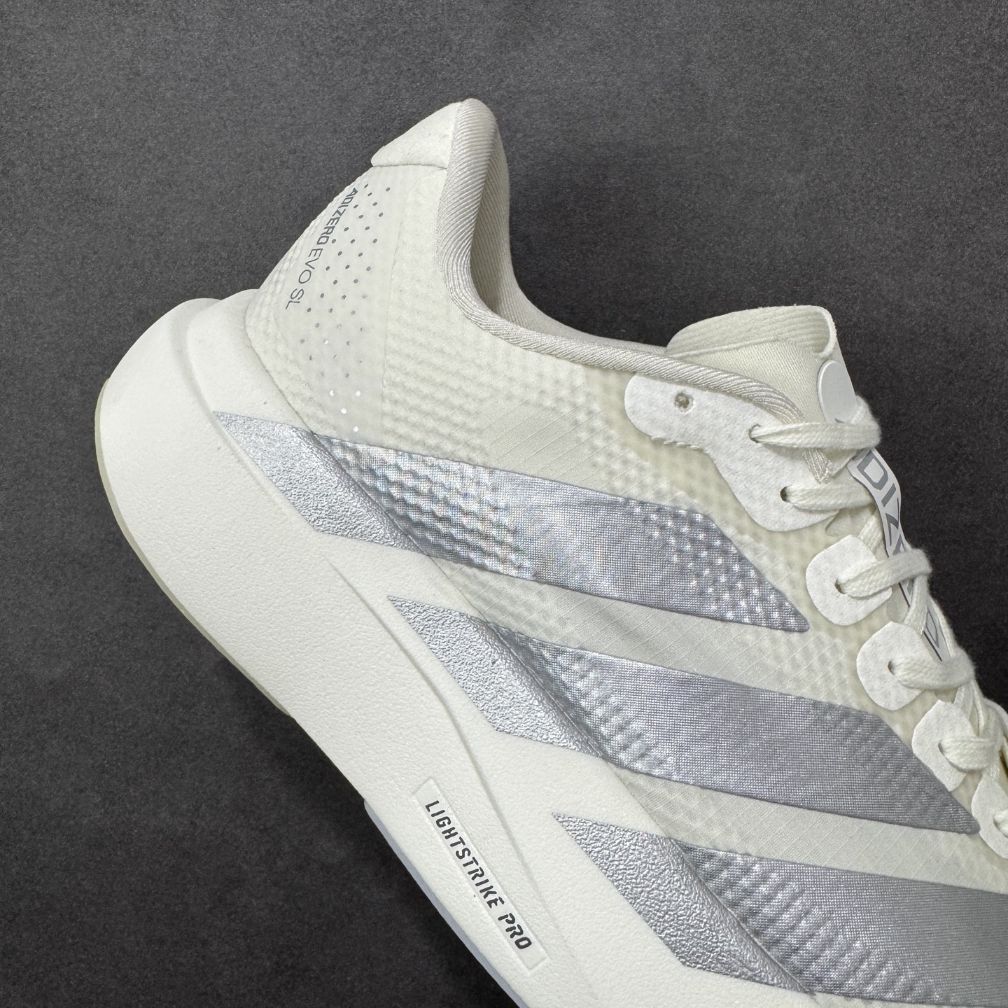 图片[6]-【TD版本】AD Adizero EVO SL 二代 马拉松竞速专业跑鞋 JR2028 针织网面非常轻薄 纤维间的缝隙很大 可以保证跑步时的透气、排汗效果 鞋舌直接与两侧的内衬和鞋底连接在一起 在跑步过程中不会被鞋舌的左右移动所困扰 在标准鞋带孔的基础上再拓宽一组鞋带孔 适合不同脚型的需求 突破性 EnergyRods 技术，有助于跑者实现更好的成绩 中底独特的LIGHTSTRIKE PRO泡棉材质 微弹感觉在跑步过程中给予了良好的支撑体验 对于顶级精英和高水平进阶跑者来说 ADIOS PRO是一双值得信赖的竞速比赛用鞋 尺码：36 36.5 37.5 38 38.5 39 40 40.5 41 42 42.5 43 44 44.5 45-选品中心