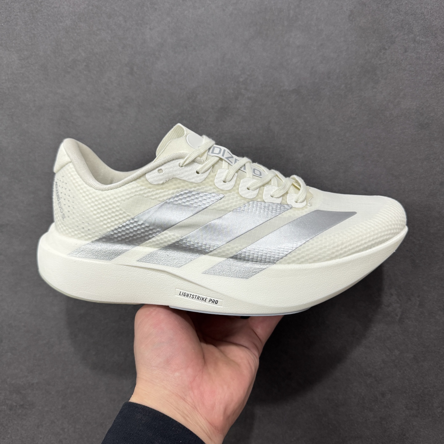 【TD版本】AD Adizero EVO SL 二代 马拉松竞速专业跑鞋 JR2028 针织网面非常轻薄 纤维间的缝隙很大 可以保证跑步时的透气、排汗效果 鞋舌直接与两侧的内衬和鞋底连接在一起 在跑步过程中不会被鞋舌的左右移动所困扰 在标准鞋带孔的基础上再拓宽一组鞋带孔 适合不同脚型的需求 突破性 EnergyRods 技术，有助于跑者实现更好的成绩 中底独特的LIGHTSTRIKE PRO泡棉材质 微弹感觉在跑步过程中给予了良好的支撑体验 对于顶级精英和高水平进阶跑者来说 ADIOS PRO是一双值得信赖的竞速比赛用鞋 尺码：36 36.5 37.5 38 38.5 39 40 40.5 41 42 42.5 43 44 44.5 45-选品中心