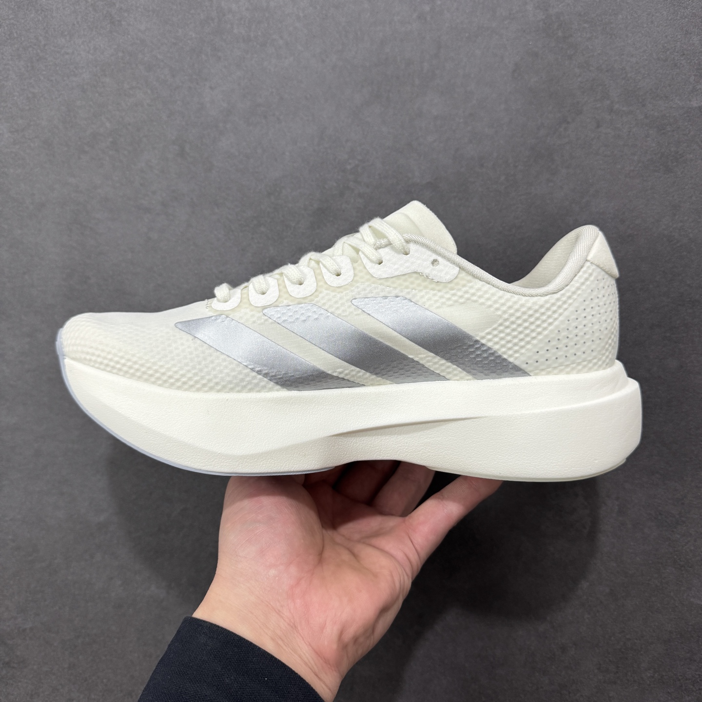 图片[2]-【TD版本】AD Adizero EVO SL 二代 马拉松竞速专业跑鞋 JR2028 针织网面非常轻薄 纤维间的缝隙很大 可以保证跑步时的透气、排汗效果 鞋舌直接与两侧的内衬和鞋底连接在一起 在跑步过程中不会被鞋舌的左右移动所困扰 在标准鞋带孔的基础上再拓宽一组鞋带孔 适合不同脚型的需求 突破性 EnergyRods 技术，有助于跑者实现更好的成绩 中底独特的LIGHTSTRIKE PRO泡棉材质 微弹感觉在跑步过程中给予了良好的支撑体验 对于顶级精英和高水平进阶跑者来说 ADIOS PRO是一双值得信赖的竞速比赛用鞋 尺码：36 36.5 37.5 38 38.5 39 40 40.5 41 42 42.5 43 44 44.5 45-选品中心