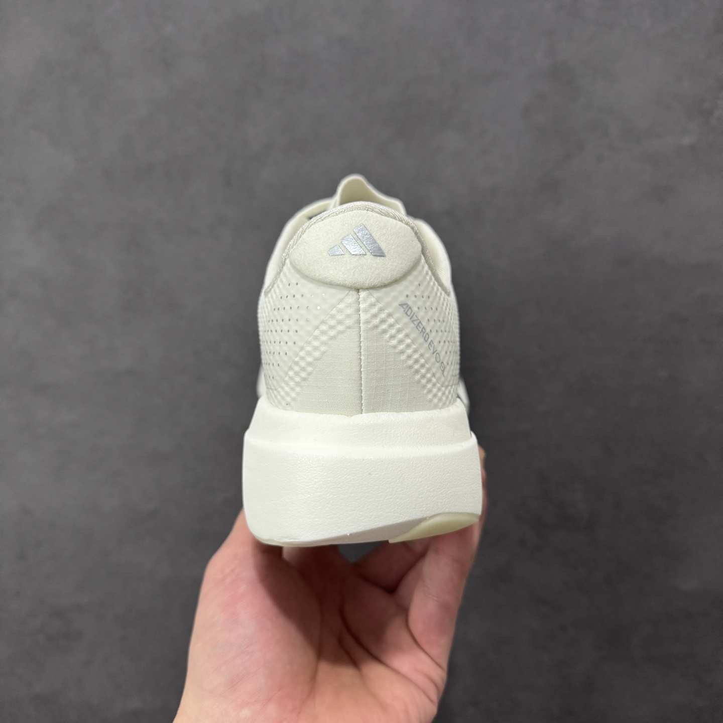 图片[4]-【TD版本】AD Adizero EVO SL 二代 马拉松竞速专业跑鞋 JR2028 针织网面非常轻薄 纤维间的缝隙很大 可以保证跑步时的透气、排汗效果 鞋舌直接与两侧的内衬和鞋底连接在一起 在跑步过程中不会被鞋舌的左右移动所困扰 在标准鞋带孔的基础上再拓宽一组鞋带孔 适合不同脚型的需求 突破性 EnergyRods 技术，有助于跑者实现更好的成绩 中底独特的LIGHTSTRIKE PRO泡棉材质 微弹感觉在跑步过程中给予了良好的支撑体验 对于顶级精英和高水平进阶跑者来说 ADIOS PRO是一双值得信赖的竞速比赛用鞋 尺码：36 36.5 37.5 38 38.5 39 40 40.5 41 42 42.5 43 44 44.5 45-选品中心