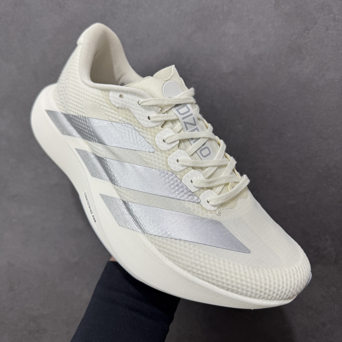 图片[3]-【TD版本】AD Adizero EVO SL 二代 马拉松竞速专业跑鞋 JR2028 针织网面非常轻薄 纤维间的缝隙很大 可以保证跑步时的透气、排汗效果 鞋舌直接与两侧的内衬和鞋底连接在一起 在跑步过程中不会被鞋舌的左右移动所困扰 在标准鞋带孔的基础上再拓宽一组鞋带孔 适合不同脚型的需求 突破性 EnergyRods 技术，有助于跑者实现更好的成绩 中底独特的LIGHTSTRIKE PRO泡棉材质 微弹感觉在跑步过程中给予了良好的支撑体验 对于顶级精英和高水平进阶跑者来说 ADIOS PRO是一双值得信赖的竞速比赛用鞋 尺码：36 36.5 37.5 38 38.5 39 40 40.5 41 42 42.5 43 44 44.5 45-选品中心