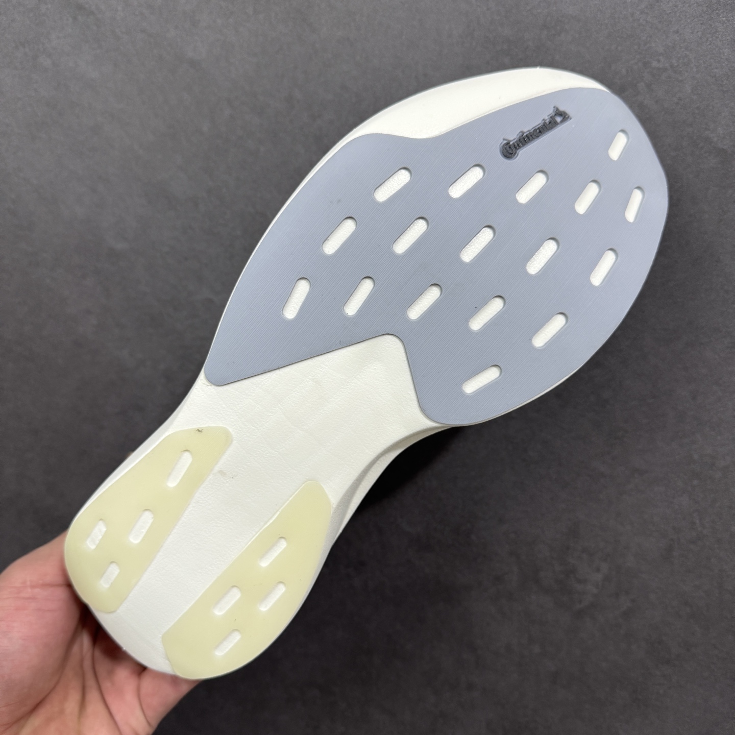 图片[9]-【TD版本】AD Adizero EVO SL 二代 马拉松竞速专业跑鞋 JR2028 针织网面非常轻薄 纤维间的缝隙很大 可以保证跑步时的透气、排汗效果 鞋舌直接与两侧的内衬和鞋底连接在一起 在跑步过程中不会被鞋舌的左右移动所困扰 在标准鞋带孔的基础上再拓宽一组鞋带孔 适合不同脚型的需求 突破性 EnergyRods 技术，有助于跑者实现更好的成绩 中底独特的LIGHTSTRIKE PRO泡棉材质 微弹感觉在跑步过程中给予了良好的支撑体验 对于顶级精英和高水平进阶跑者来说 ADIOS PRO是一双值得信赖的竞速比赛用鞋 尺码：36 36.5 37.5 38 38.5 39 40 40.5 41 42 42.5 43 44 44.5 45-选品中心