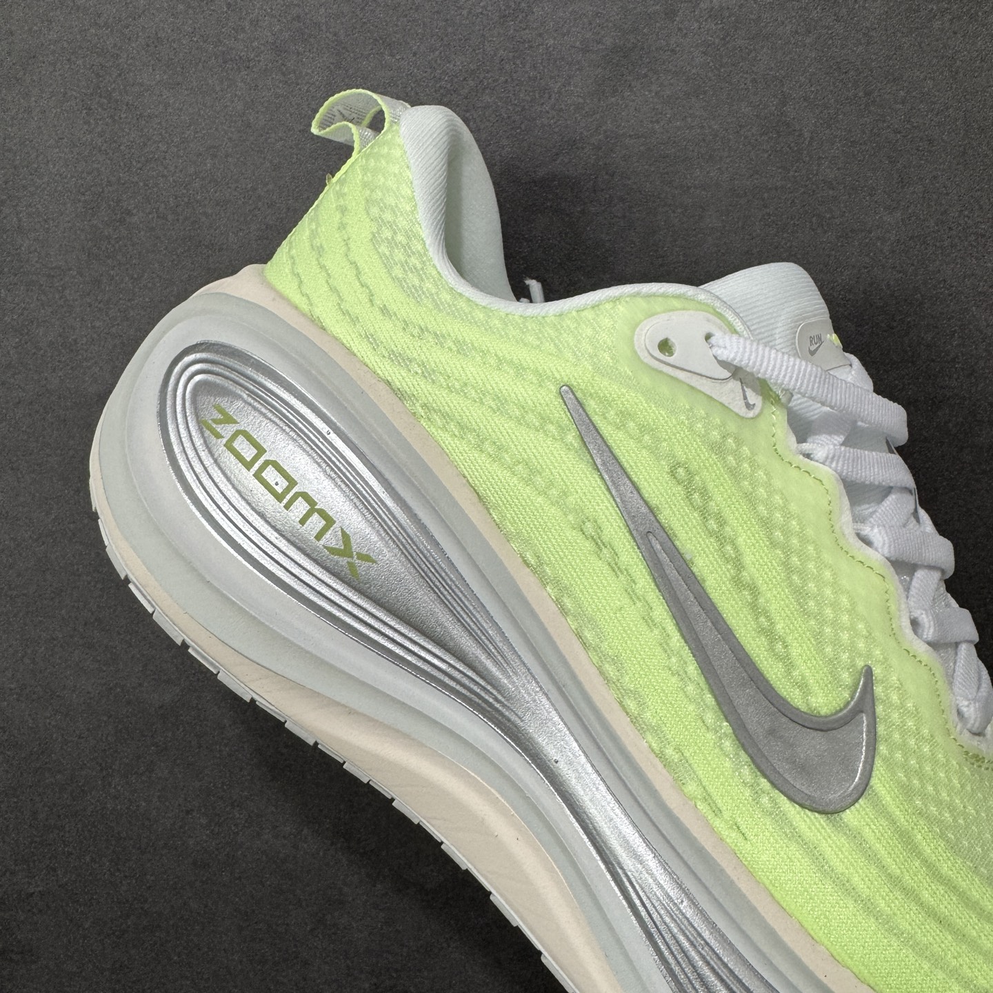 图片[6]-【公司级】Nike VOMERO PLUS 耐克 舒适减震防滑 低帮跑步鞋 全掌ReactX泡绵中底 前掌和后跟还配备了Air Zoom气垫单元 据说跑起来更快更舒适哦 这次最大的升级点 首次引入了ReactX泡绵 货号：HV8154-103 尺码：36 36.5 37.5 38 38.5 39 40 40.5 41 42 42.5 43 44 45 46-选品中心