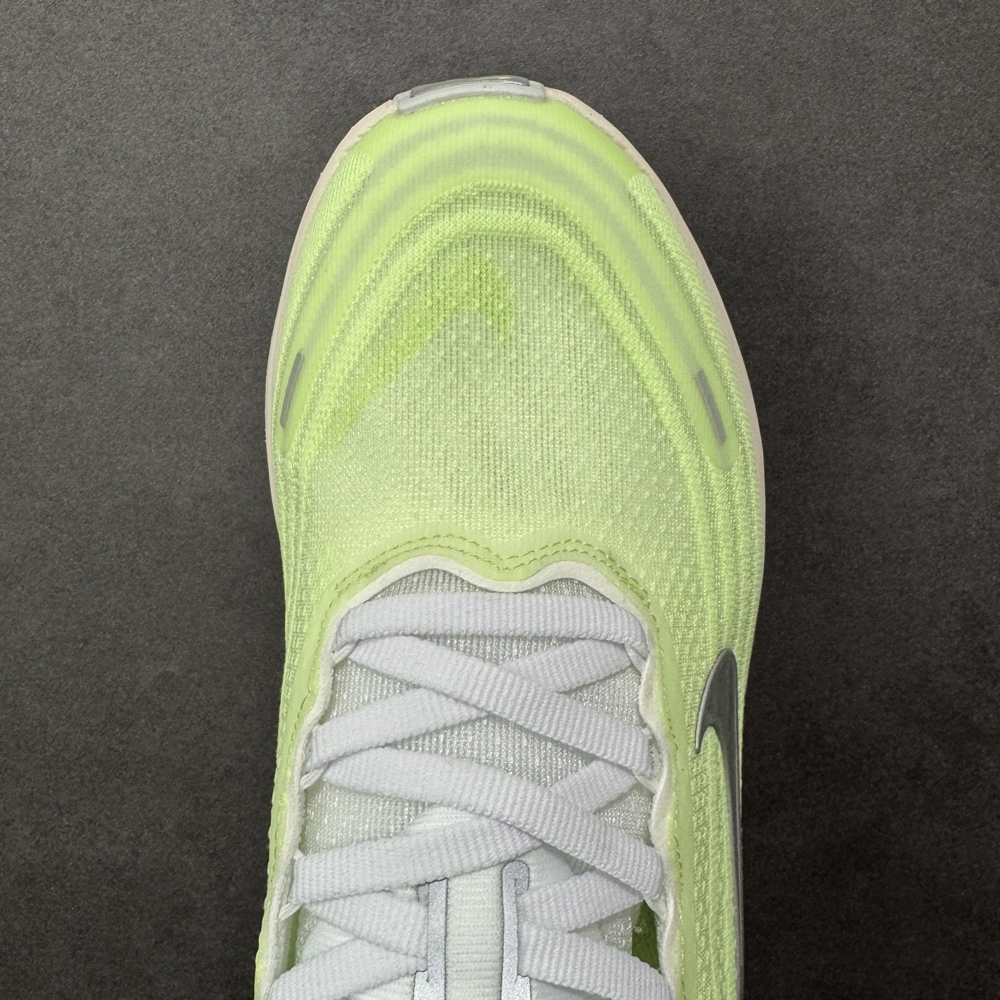 图片[8]-【公司级】Nike VOMERO PLUS 耐克 舒适减震防滑 低帮跑步鞋 全掌ReactX泡绵中底 前掌和后跟还配备了Air Zoom气垫单元 据说跑起来更快更舒适哦 这次最大的升级点 首次引入了ReactX泡绵 货号：HV8154-103 尺码：36 36.5 37.5 38 38.5 39 40 40.5 41 42 42.5 43 44 45 46-选品中心