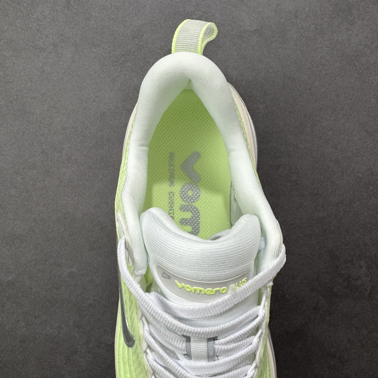 图片[7]-【公司级】Nike VOMERO PLUS 耐克 舒适减震防滑 低帮跑步鞋 全掌ReactX泡绵中底 前掌和后跟还配备了Air Zoom气垫单元 据说跑起来更快更舒适哦 这次最大的升级点 首次引入了ReactX泡绵 货号：HV8154-103 尺码：36 36.5 37.5 38 38.5 39 40 40.5 41 42 42.5 43 44 45 46-选品中心