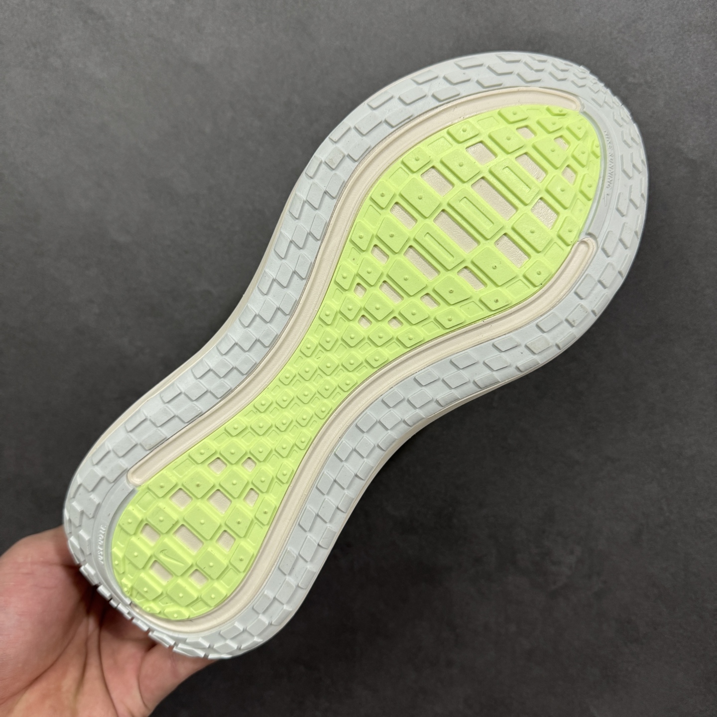 图片[9]-【公司级】Nike VOMERO PLUS 耐克 舒适减震防滑 低帮跑步鞋 全掌ReactX泡绵中底 前掌和后跟还配备了Air Zoom气垫单元 据说跑起来更快更舒适哦 这次最大的升级点 首次引入了ReactX泡绵 货号：HV8154-103 尺码：36 36.5 37.5 38 38.5 39 40 40.5 41 42 42.5 43 44 45 46-选品中心