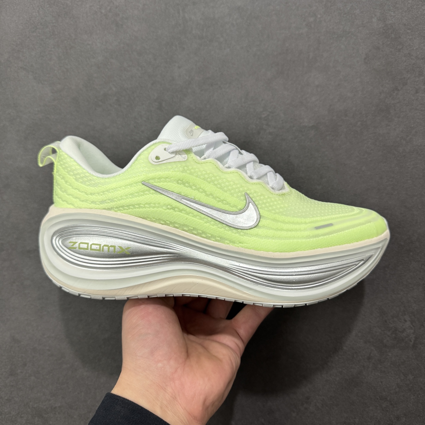 【公司级】Nike VOMERO PLUS 耐克 舒适减震防滑 低帮跑步鞋 全掌ReactX泡绵中底 前掌和后跟还配备了Air Zoom气垫单元 据说跑起来更快更舒适哦 这次最大的升级点 首次引入了ReactX泡绵 货号：HV8154-103 尺码：36 36.5 37.5 38 38.5 39 40 40.5 41 42 42.5 43 44 45 46-选品中心