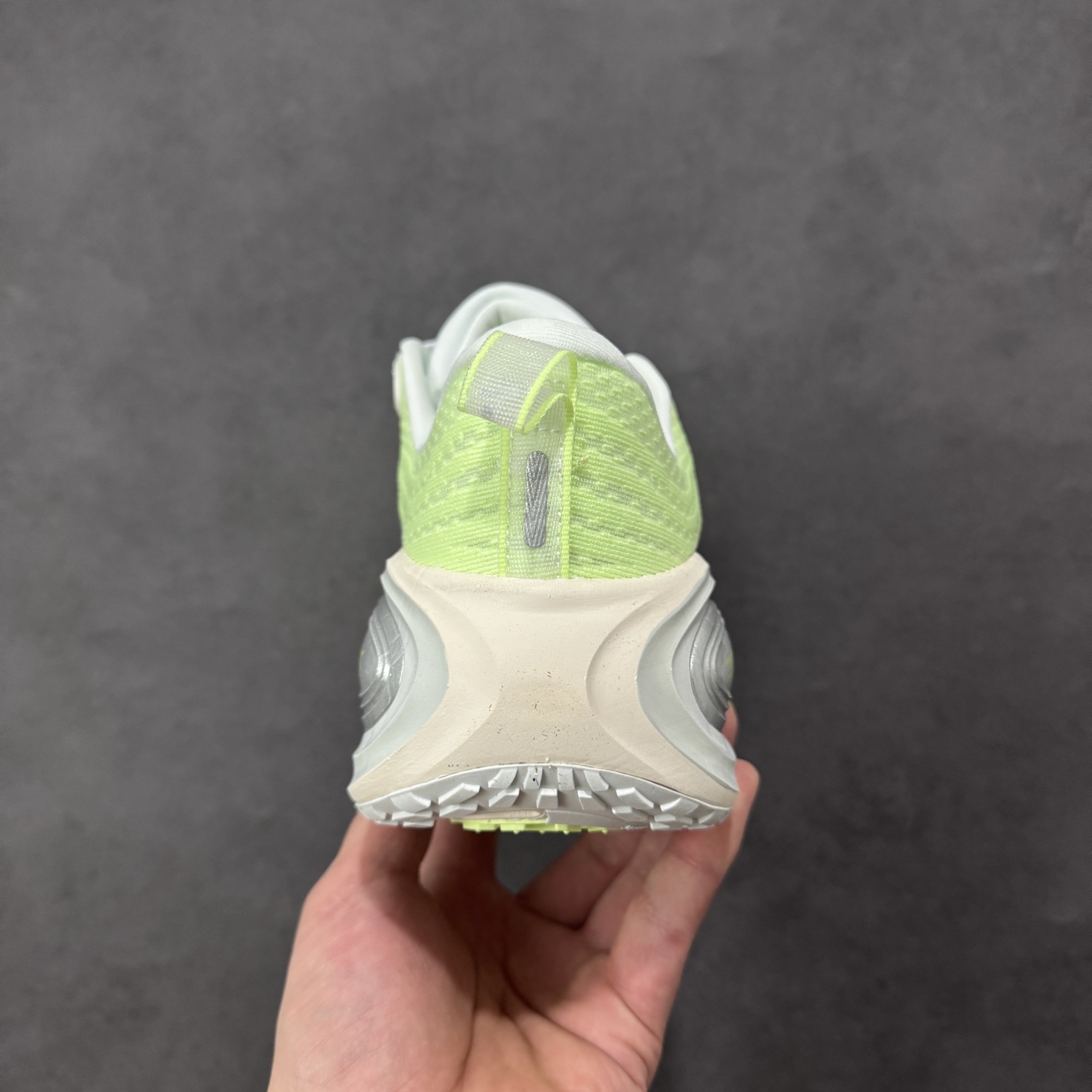 图片[4]-【公司级】Nike VOMERO PLUS 耐克 舒适减震防滑 低帮跑步鞋 全掌ReactX泡绵中底 前掌和后跟还配备了Air Zoom气垫单元 据说跑起来更快更舒适哦 这次最大的升级点 首次引入了ReactX泡绵 货号：HV8154-103 尺码：36 36.5 37.5 38 38.5 39 40 40.5 41 42 42.5 43 44 45 46-选品中心