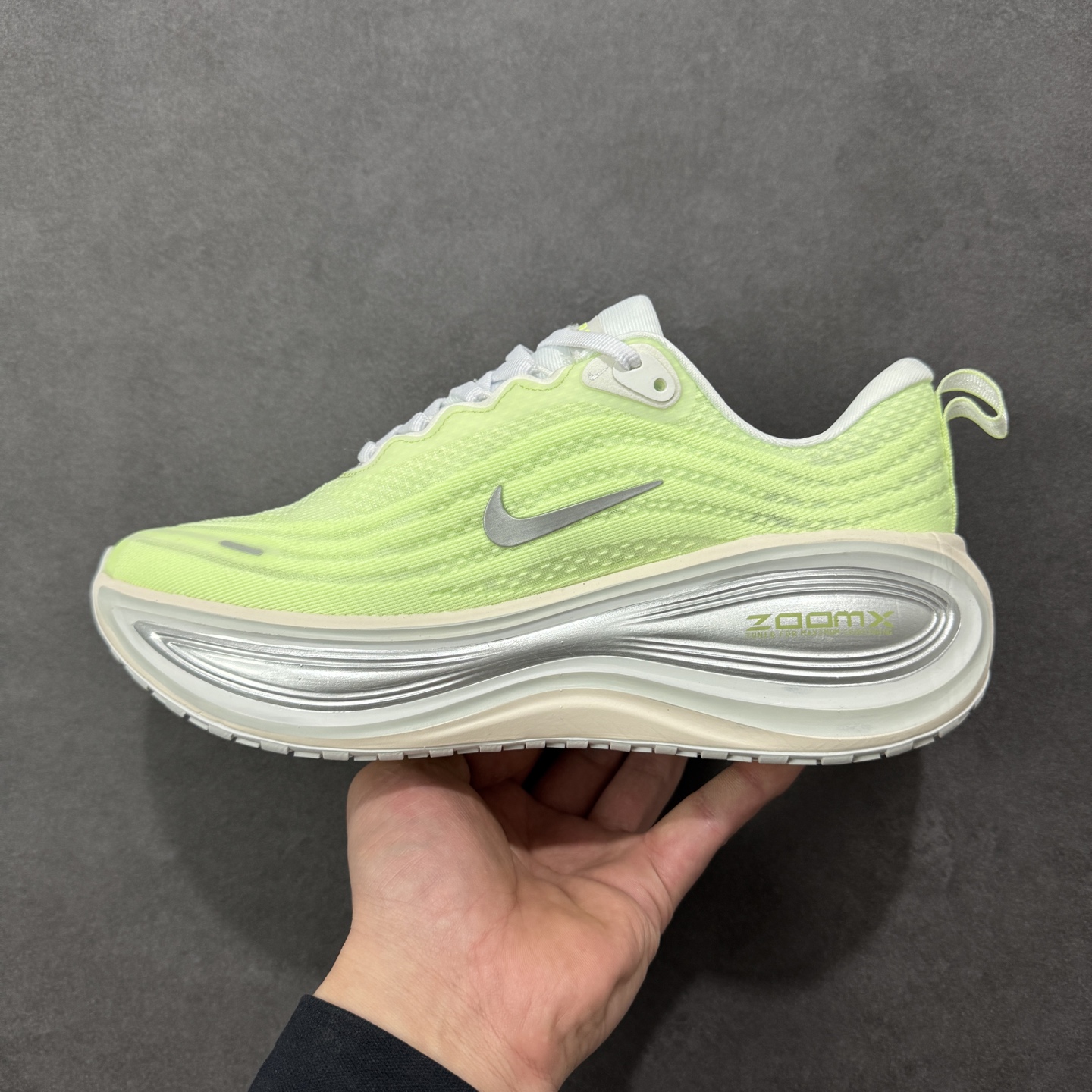 图片[2]-【公司级】Nike VOMERO PLUS 耐克 舒适减震防滑 低帮跑步鞋 全掌ReactX泡绵中底 前掌和后跟还配备了Air Zoom气垫单元 据说跑起来更快更舒适哦 这次最大的升级点 首次引入了ReactX泡绵 货号：HV8154-103 尺码：36 36.5 37.5 38 38.5 39 40 40.5 41 42 42.5 43 44 45 46-选品中心