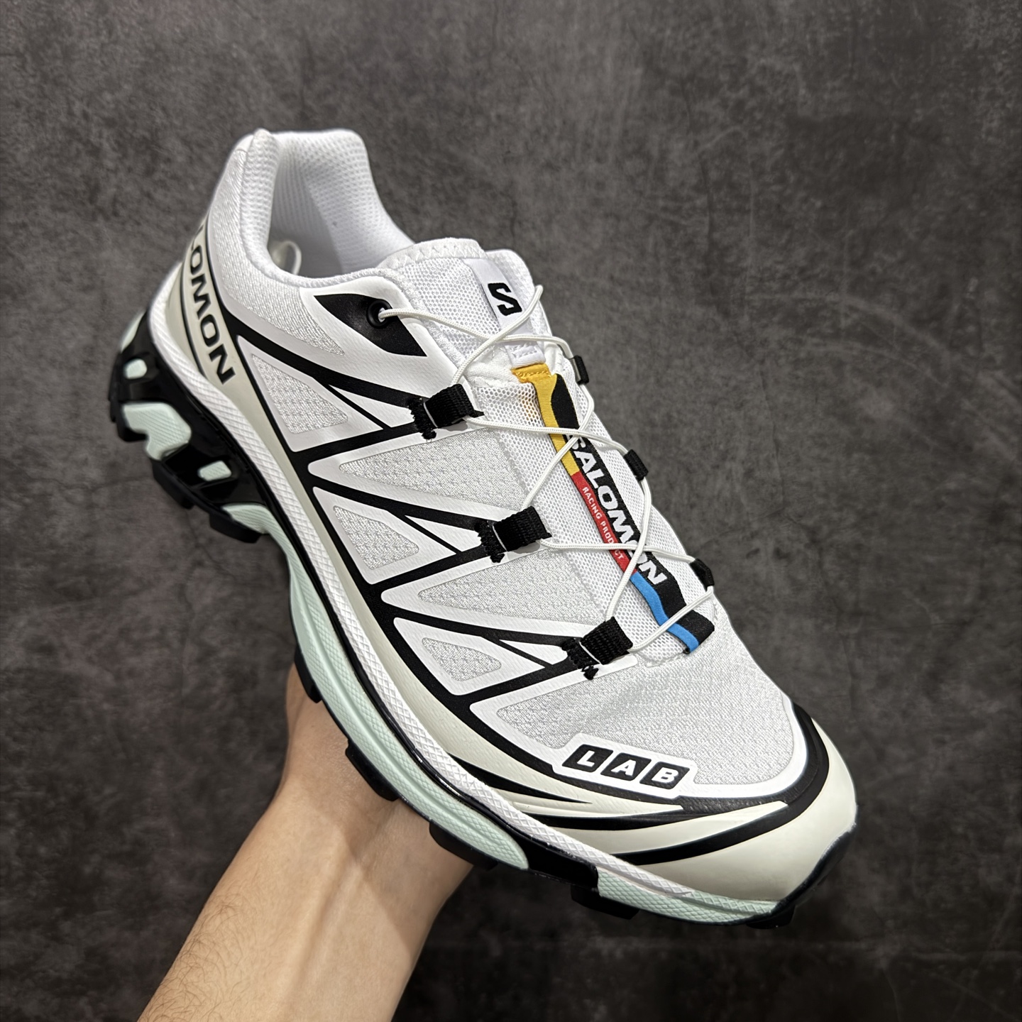 图片[3]-【跑量版】 Salomon XT-6 Expanse 一代 萨洛蒙复古潮流户外机能登山跑鞋 哈士奇413173 全套原纸板楦头开发 原厂特供网布配套加持 确保原汁原味 完美呈现版型 原档数据独家私模五层组合大底 原装Ortholite轻量化鞋垫 中底布带钢印编号 原厂TPU锁扣 进口港宝加持 后跟自然饱满 还原公司包裹性 鞋面以“锯齿”状的包裹系统呈现 在基色底之下加入了各种色点缀 将公司的最新技术和时尚前卫的造型融入耐用的长跑款式中 鞋面由 TPU 薄膜制成 并焊接在高耐磨网眼上 使其既时尚又坚固 由 ACS底盘支撑 可增强稳定性和支撑力 以及由橡胶凸耳 Contragrip外底覆盖的 EVA 缓冲中底 旨在应对崎岖的地形 鞋舌上的彩色Salomon 标签、Quicklace 系统以及鞋头、鞋舌和鞋跟上的附加品牌使细节更加完美 让穿着者可以轻松驾驭户外与通勤下的任何运动生活场景 无缝鞋身户外随意纵横 颜值与脚感兼备 出街通勤 绝对非常吸睛 你值得拥有 尺码：36 36.5 37.5 38 38.5 39 40 40.5 41 42 42.5 43 44 44.5 45 46-选品中心