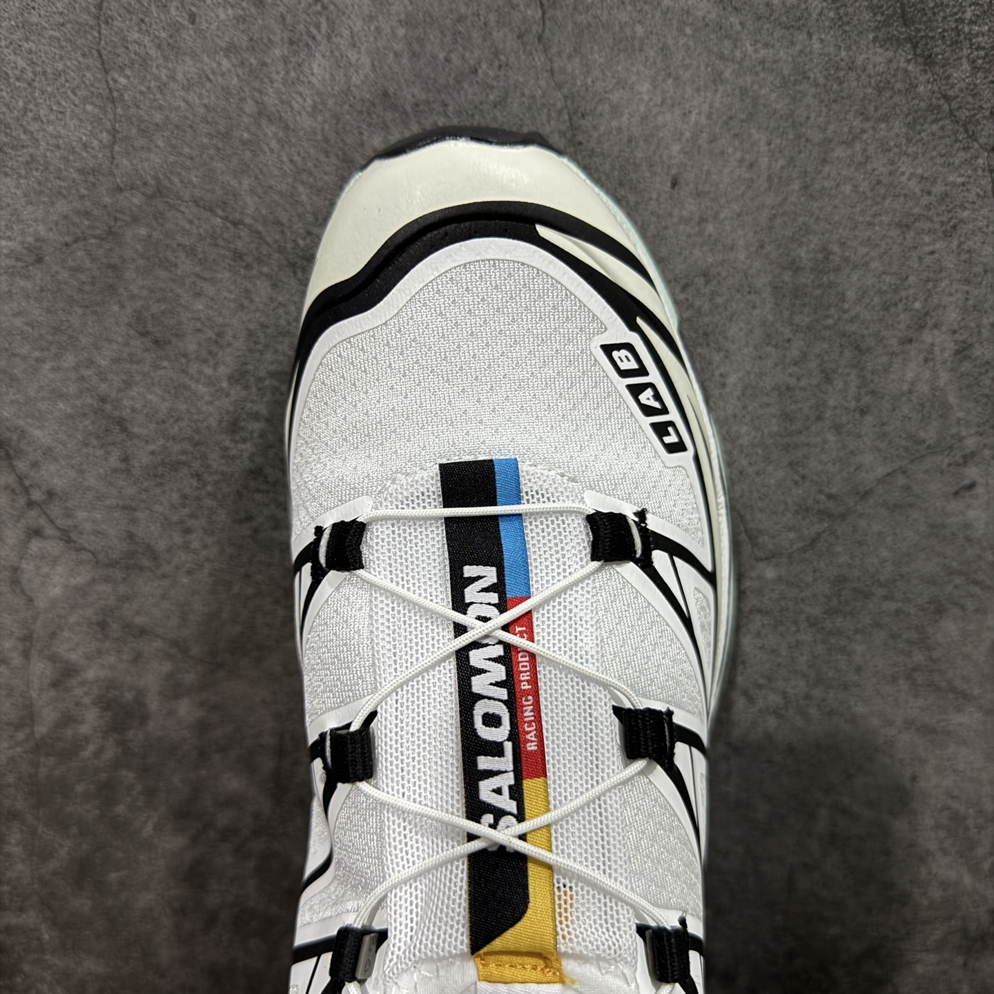 图片[5]-【跑量版】 Salomon XT-6 Expanse 一代 萨洛蒙复古潮流户外机能登山跑鞋 哈士奇413173 全套原纸板楦头开发 原厂特供网布配套加持 确保原汁原味 完美呈现版型 原档数据独家私模五层组合大底 原装Ortholite轻量化鞋垫 中底布带钢印编号 原厂TPU锁扣 进口港宝加持 后跟自然饱满 还原公司包裹性 鞋面以“锯齿”状的包裹系统呈现 在基色底之下加入了各种色点缀 将公司的最新技术和时尚前卫的造型融入耐用的长跑款式中 鞋面由 TPU 薄膜制成 并焊接在高耐磨网眼上 使其既时尚又坚固 由 ACS底盘支撑 可增强稳定性和支撑力 以及由橡胶凸耳 Contragrip外底覆盖的 EVA 缓冲中底 旨在应对崎岖的地形 鞋舌上的彩色Salomon 标签、Quicklace 系统以及鞋头、鞋舌和鞋跟上的附加品牌使细节更加完美 让穿着者可以轻松驾驭户外与通勤下的任何运动生活场景 无缝鞋身户外随意纵横 颜值与脚感兼备 出街通勤 绝对非常吸睛 你值得拥有 尺码：36 36.5 37.5 38 38.5 39 40 40.5 41 42 42.5 43 44 44.5 45 46-选品中心