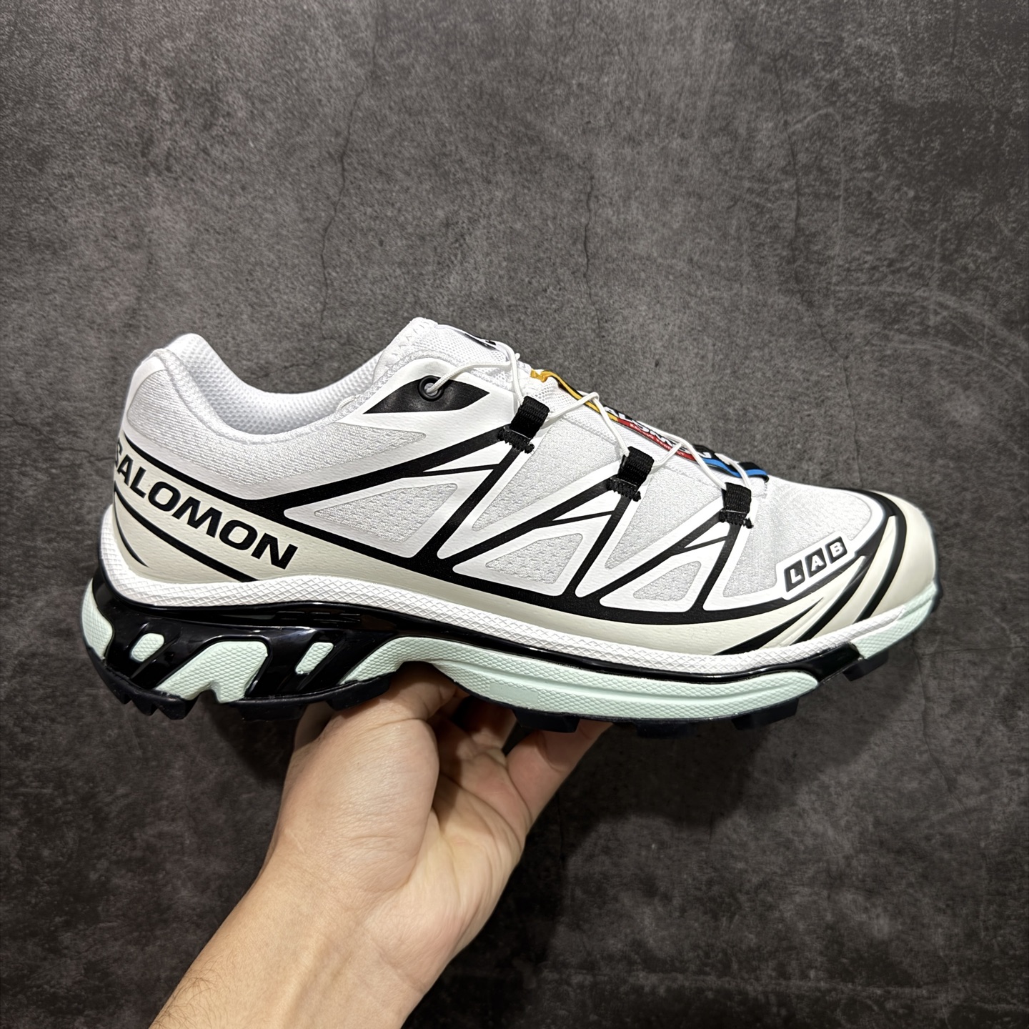 【跑量版】 Salomon XT-6 Expanse 一代 萨洛蒙复古潮流户外机能登山跑鞋 哈士奇413173 全套原纸板楦头开发 原厂特供网布配套加持 确保原汁原味 完美呈现版型 原档数据独家私模五层组合大底 原装Ortholite轻量化鞋垫 中底布带钢印编号 原厂TPU锁扣 进口港宝加持 后跟自然饱满 还原公司包裹性 鞋面以“锯齿”状的包裹系统呈现 在基色底之下加入了各种色点缀 将公司的最新技术和时尚前卫的造型融入耐用的长跑款式中 鞋面由 TPU 薄膜制成 并焊接在高耐磨网眼上 使其既时尚又坚固 由 ACS底盘支撑 可增强稳定性和支撑力 以及由橡胶凸耳 Contragrip外底覆盖的 EVA 缓冲中底 旨在应对崎岖的地形 鞋舌上的彩色Salomon 标签、Quicklace 系统以及鞋头、鞋舌和鞋跟上的附加品牌使细节更加完美 让穿着者可以轻松驾驭户外与通勤下的任何运动生活场景 无缝鞋身户外随意纵横 颜值与脚感兼备 出街通勤 绝对非常吸睛 你值得拥有 尺码：36 36.5 37.5 38 38.5 39 40 40.5 41 42 42.5 43 44 44.5 45 46-选品中心