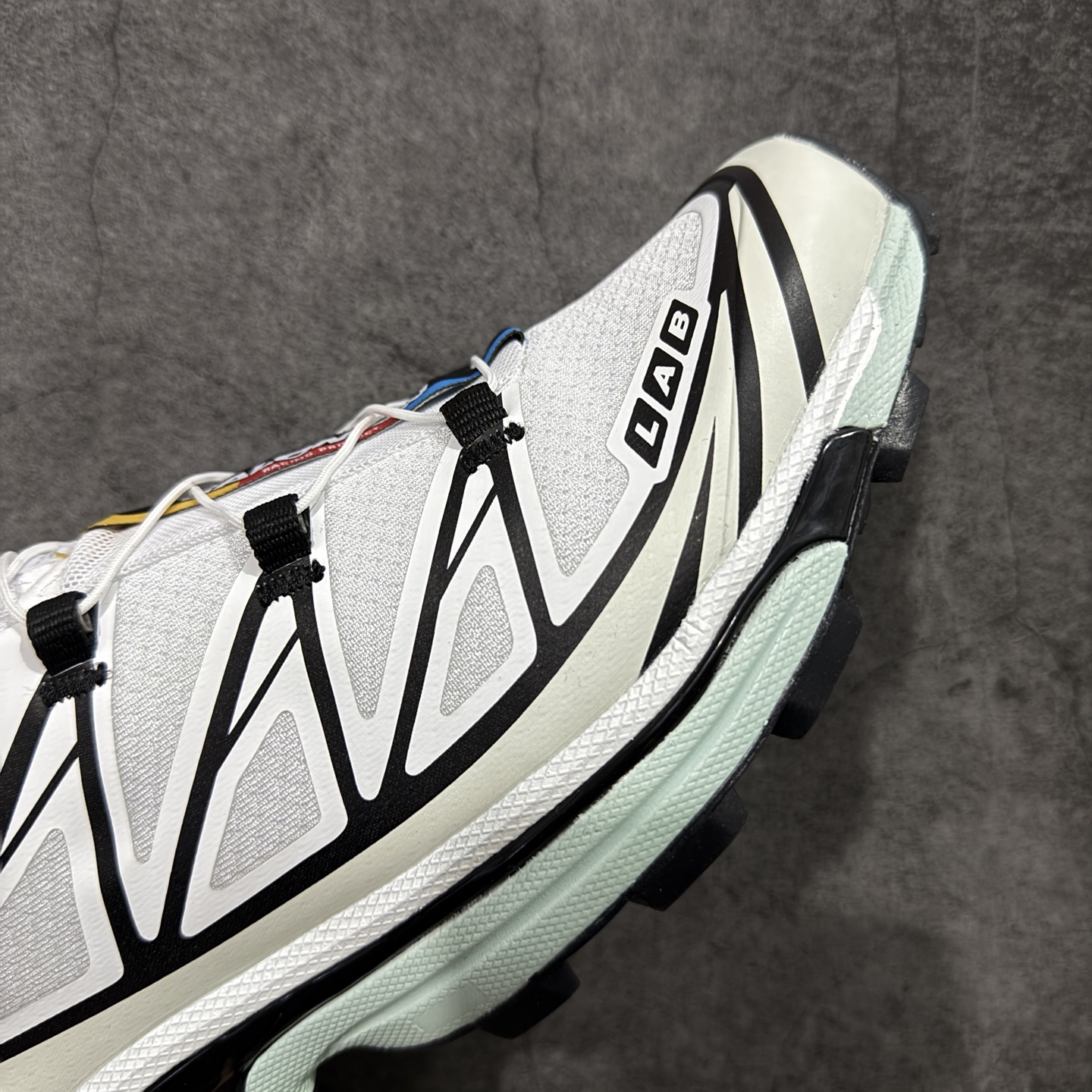 图片[6]-【跑量版】 Salomon XT-6 Expanse 一代 萨洛蒙复古潮流户外机能登山跑鞋 哈士奇413173 全套原纸板楦头开发 原厂特供网布配套加持 确保原汁原味 完美呈现版型 原档数据独家私模五层组合大底 原装Ortholite轻量化鞋垫 中底布带钢印编号 原厂TPU锁扣 进口港宝加持 后跟自然饱满 还原公司包裹性 鞋面以“锯齿”状的包裹系统呈现 在基色底之下加入了各种色点缀 将公司的最新技术和时尚前卫的造型融入耐用的长跑款式中 鞋面由 TPU 薄膜制成 并焊接在高耐磨网眼上 使其既时尚又坚固 由 ACS底盘支撑 可增强稳定性和支撑力 以及由橡胶凸耳 Contragrip外底覆盖的 EVA 缓冲中底 旨在应对崎岖的地形 鞋舌上的彩色Salomon 标签、Quicklace 系统以及鞋头、鞋舌和鞋跟上的附加品牌使细节更加完美 让穿着者可以轻松驾驭户外与通勤下的任何运动生活场景 无缝鞋身户外随意纵横 颜值与脚感兼备 出街通勤 绝对非常吸睛 你值得拥有 尺码：36 36.5 37.5 38 38.5 39 40 40.5 41 42 42.5 43 44 44.5 45 46-选品中心