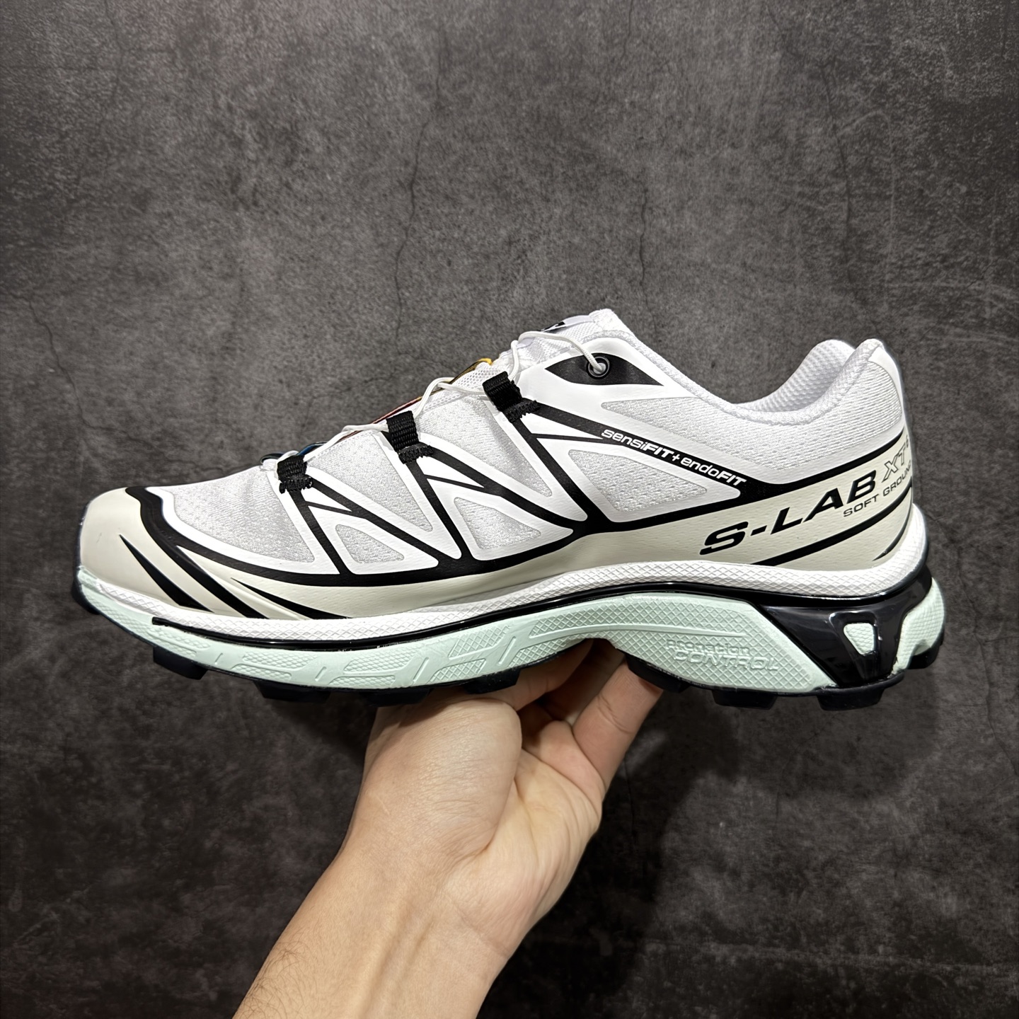 图片[2]-【跑量版】 Salomon XT-6 Expanse 一代 萨洛蒙复古潮流户外机能登山跑鞋 哈士奇413173 全套原纸板楦头开发 原厂特供网布配套加持 确保原汁原味 完美呈现版型 原档数据独家私模五层组合大底 原装Ortholite轻量化鞋垫 中底布带钢印编号 原厂TPU锁扣 进口港宝加持 后跟自然饱满 还原公司包裹性 鞋面以“锯齿”状的包裹系统呈现 在基色底之下加入了各种色点缀 将公司的最新技术和时尚前卫的造型融入耐用的长跑款式中 鞋面由 TPU 薄膜制成 并焊接在高耐磨网眼上 使其既时尚又坚固 由 ACS底盘支撑 可增强稳定性和支撑力 以及由橡胶凸耳 Contragrip外底覆盖的 EVA 缓冲中底 旨在应对崎岖的地形 鞋舌上的彩色Salomon 标签、Quicklace 系统以及鞋头、鞋舌和鞋跟上的附加品牌使细节更加完美 让穿着者可以轻松驾驭户外与通勤下的任何运动生活场景 无缝鞋身户外随意纵横 颜值与脚感兼备 出街通勤 绝对非常吸睛 你值得拥有 尺码：36 36.5 37.5 38 38.5 39 40 40.5 41 42 42.5 43 44 44.5 45 46-选品中心