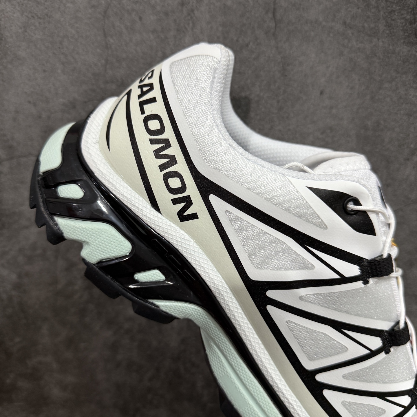 图片[7]-【跑量版】 Salomon XT-6 Expanse 一代 萨洛蒙复古潮流户外机能登山跑鞋 哈士奇413173 全套原纸板楦头开发 原厂特供网布配套加持 确保原汁原味 完美呈现版型 原档数据独家私模五层组合大底 原装Ortholite轻量化鞋垫 中底布带钢印编号 原厂TPU锁扣 进口港宝加持 后跟自然饱满 还原公司包裹性 鞋面以“锯齿”状的包裹系统呈现 在基色底之下加入了各种色点缀 将公司的最新技术和时尚前卫的造型融入耐用的长跑款式中 鞋面由 TPU 薄膜制成 并焊接在高耐磨网眼上 使其既时尚又坚固 由 ACS底盘支撑 可增强稳定性和支撑力 以及由橡胶凸耳 Contragrip外底覆盖的 EVA 缓冲中底 旨在应对崎岖的地形 鞋舌上的彩色Salomon 标签、Quicklace 系统以及鞋头、鞋舌和鞋跟上的附加品牌使细节更加完美 让穿着者可以轻松驾驭户外与通勤下的任何运动生活场景 无缝鞋身户外随意纵横 颜值与脚感兼备 出街通勤 绝对非常吸睛 你值得拥有 尺码：36 36.5 37.5 38 38.5 39 40 40.5 41 42 42.5 43 44 44.5 45 46-选品中心