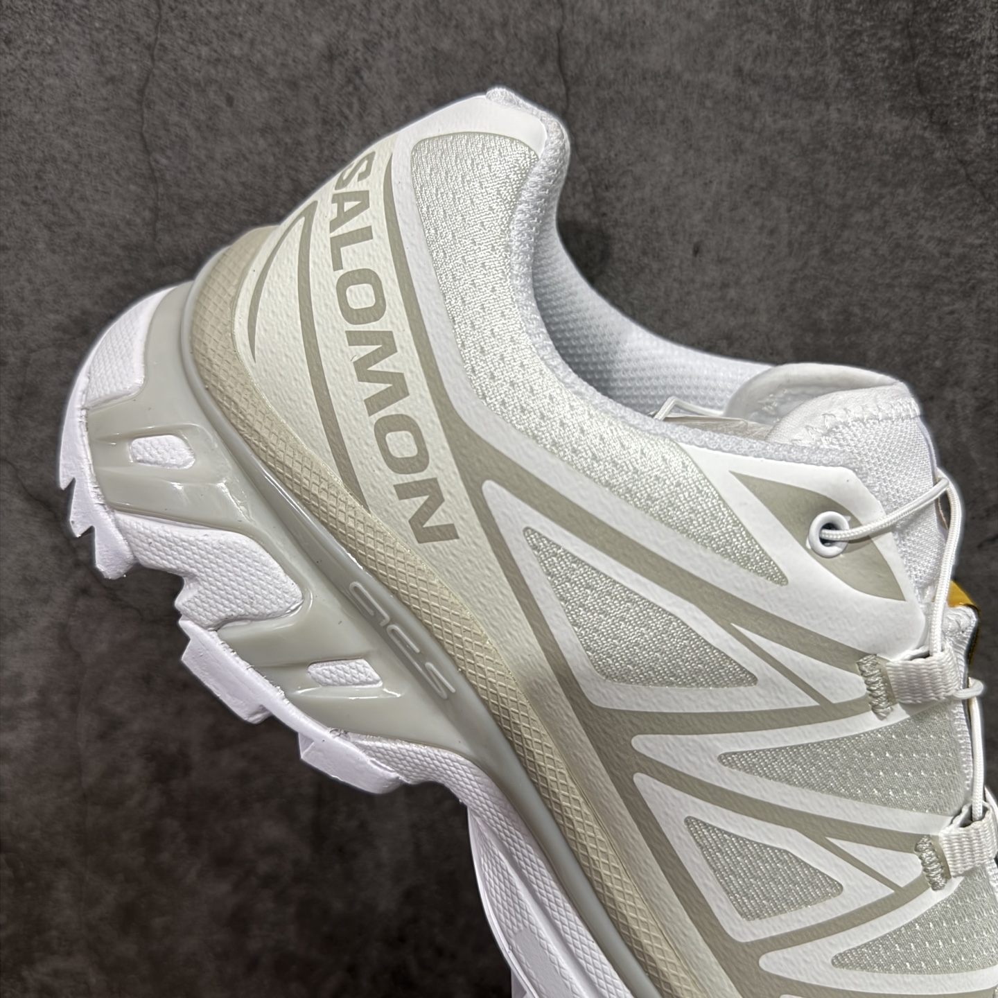 图片[7]-【跑量版】 Salomon XT-6 Expanse 一代 萨洛蒙复古潮流户外机能登山跑鞋 白色 412529 全套原纸板楦头开发 原厂特供网布配套加持 确保原汁原味 完美呈现版型 原档数据独家私模五层组合大底 原装Ortholite轻量化鞋垫 中底布带钢印编号 原厂TPU锁扣 进口港宝加持 后跟自然饱满 还原公司包裹性 鞋面以“锯齿”状的包裹系统呈现 在基色底之下加入了各种色点缀 将公司的最新技术和时尚前卫的造型融入耐用的长跑款式中 鞋面由 TPU 薄膜制成 并焊接在高耐磨网眼上 使其既时尚又坚固 由 ACS底盘支撑 可增强稳定性和支撑力 以及由橡胶凸耳 Contragrip外底覆盖的 EVA 缓冲中底 旨在应对崎岖的地形 鞋舌上的彩色Salomon 标签、Quicklace 系统以及鞋头、鞋舌和鞋跟上的附加品牌使细节更加完美 让穿着者可以轻松驾驭户外与通勤下的任何运动生活场景 无缝鞋身户外随意纵横 颜值与脚感兼备 出街通勤 绝对非常吸睛 你值得拥有 尺码：36 36.5 37.5 38 38.5 39 40 40.5 41 42 42.5 43 44 44.5 45 46-选品中心