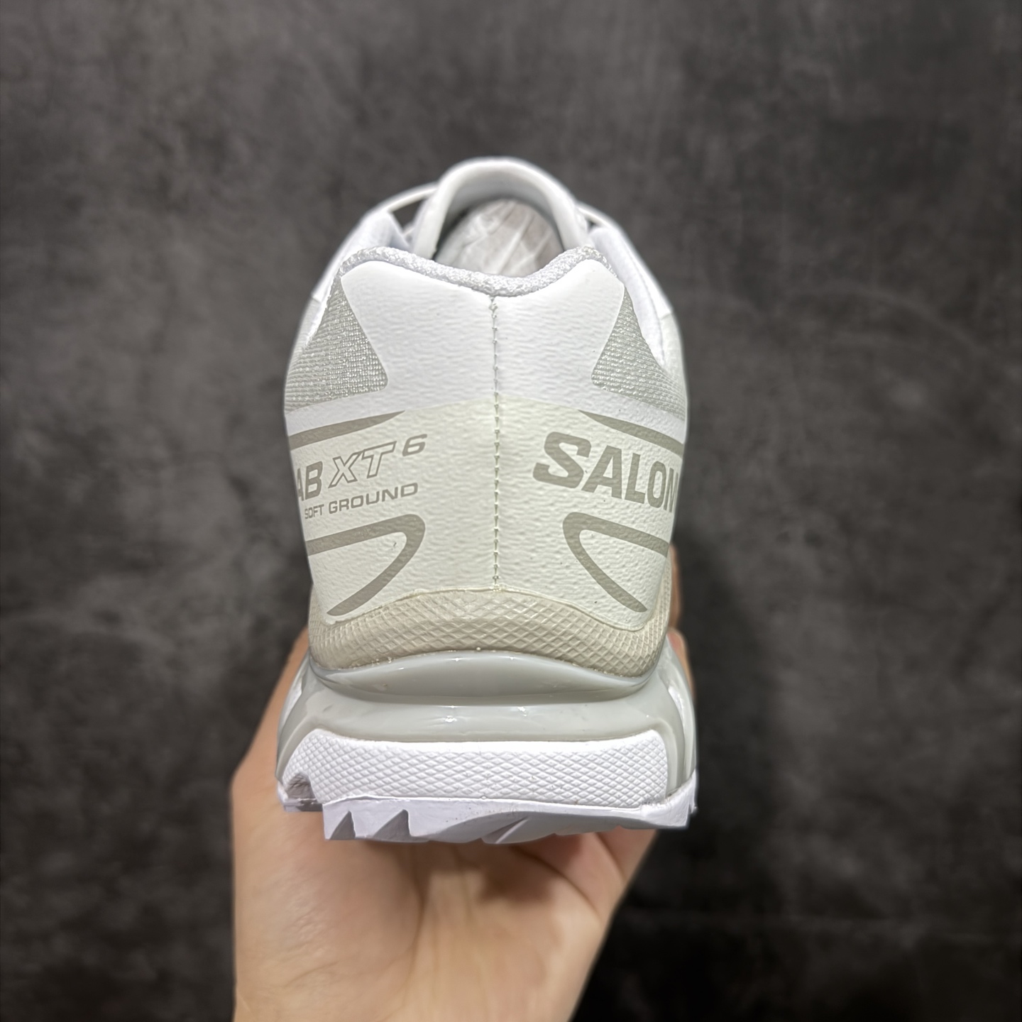图片[4]-【跑量版】 Salomon XT-6 Expanse 一代 萨洛蒙复古潮流户外机能登山跑鞋 白色 412529 全套原纸板楦头开发 原厂特供网布配套加持 确保原汁原味 完美呈现版型 原档数据独家私模五层组合大底 原装Ortholite轻量化鞋垫 中底布带钢印编号 原厂TPU锁扣 进口港宝加持 后跟自然饱满 还原公司包裹性 鞋面以“锯齿”状的包裹系统呈现 在基色底之下加入了各种色点缀 将公司的最新技术和时尚前卫的造型融入耐用的长跑款式中 鞋面由 TPU 薄膜制成 并焊接在高耐磨网眼上 使其既时尚又坚固 由 ACS底盘支撑 可增强稳定性和支撑力 以及由橡胶凸耳 Contragrip外底覆盖的 EVA 缓冲中底 旨在应对崎岖的地形 鞋舌上的彩色Salomon 标签、Quicklace 系统以及鞋头、鞋舌和鞋跟上的附加品牌使细节更加完美 让穿着者可以轻松驾驭户外与通勤下的任何运动生活场景 无缝鞋身户外随意纵横 颜值与脚感兼备 出街通勤 绝对非常吸睛 你值得拥有 尺码：36 36.5 37.5 38 38.5 39 40 40.5 41 42 42.5 43 44 44.5 45 46-选品中心