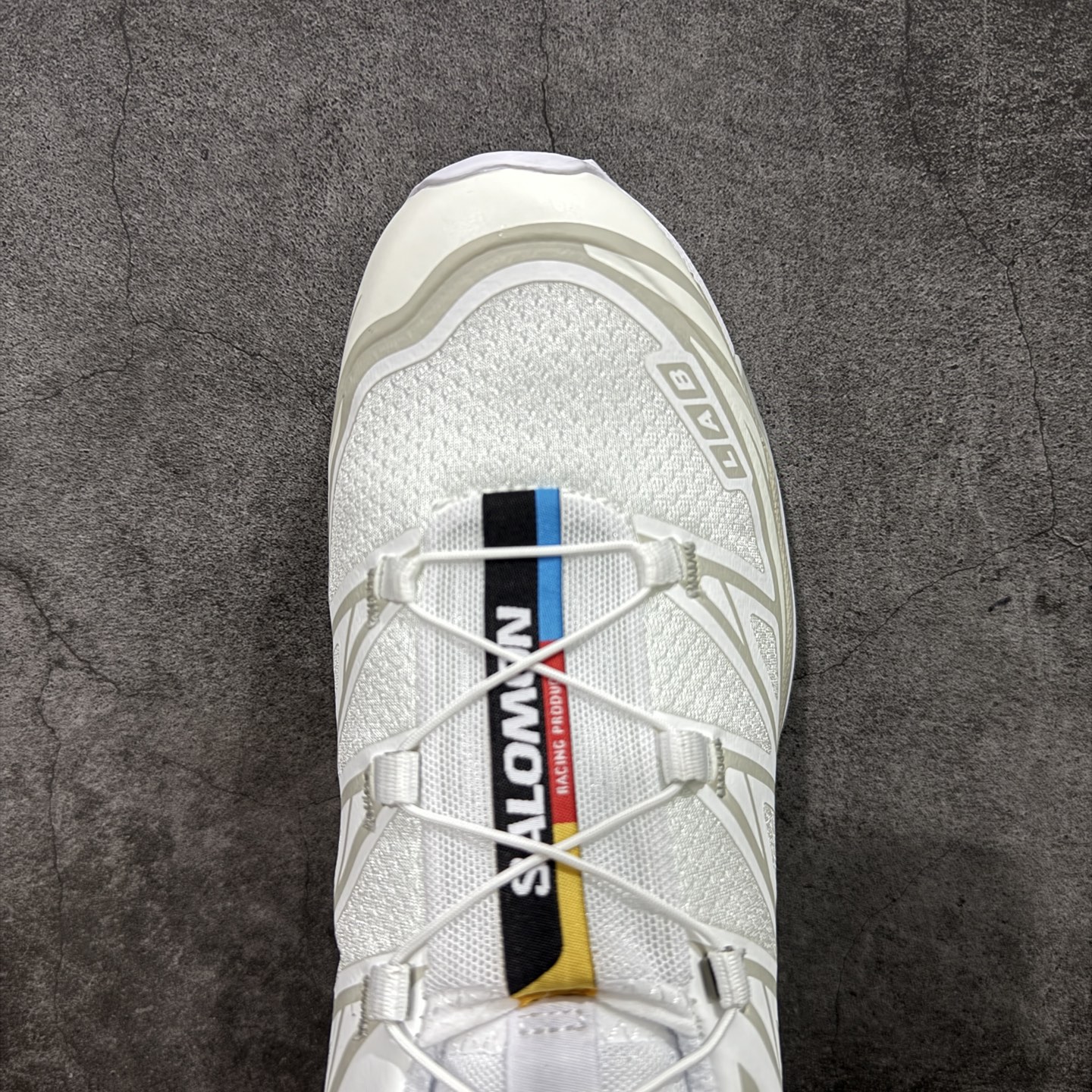 图片[5]-【跑量版】 Salomon XT-6 Expanse 一代 萨洛蒙复古潮流户外机能登山跑鞋 白色 412529 全套原纸板楦头开发 原厂特供网布配套加持 确保原汁原味 完美呈现版型 原档数据独家私模五层组合大底 原装Ortholite轻量化鞋垫 中底布带钢印编号 原厂TPU锁扣 进口港宝加持 后跟自然饱满 还原公司包裹性 鞋面以“锯齿”状的包裹系统呈现 在基色底之下加入了各种色点缀 将公司的最新技术和时尚前卫的造型融入耐用的长跑款式中 鞋面由 TPU 薄膜制成 并焊接在高耐磨网眼上 使其既时尚又坚固 由 ACS底盘支撑 可增强稳定性和支撑力 以及由橡胶凸耳 Contragrip外底覆盖的 EVA 缓冲中底 旨在应对崎岖的地形 鞋舌上的彩色Salomon 标签、Quicklace 系统以及鞋头、鞋舌和鞋跟上的附加品牌使细节更加完美 让穿着者可以轻松驾驭户外与通勤下的任何运动生活场景 无缝鞋身户外随意纵横 颜值与脚感兼备 出街通勤 绝对非常吸睛 你值得拥有 尺码：36 36.5 37.5 38 38.5 39 40 40.5 41 42 42.5 43 44 44.5 45 46-选品中心