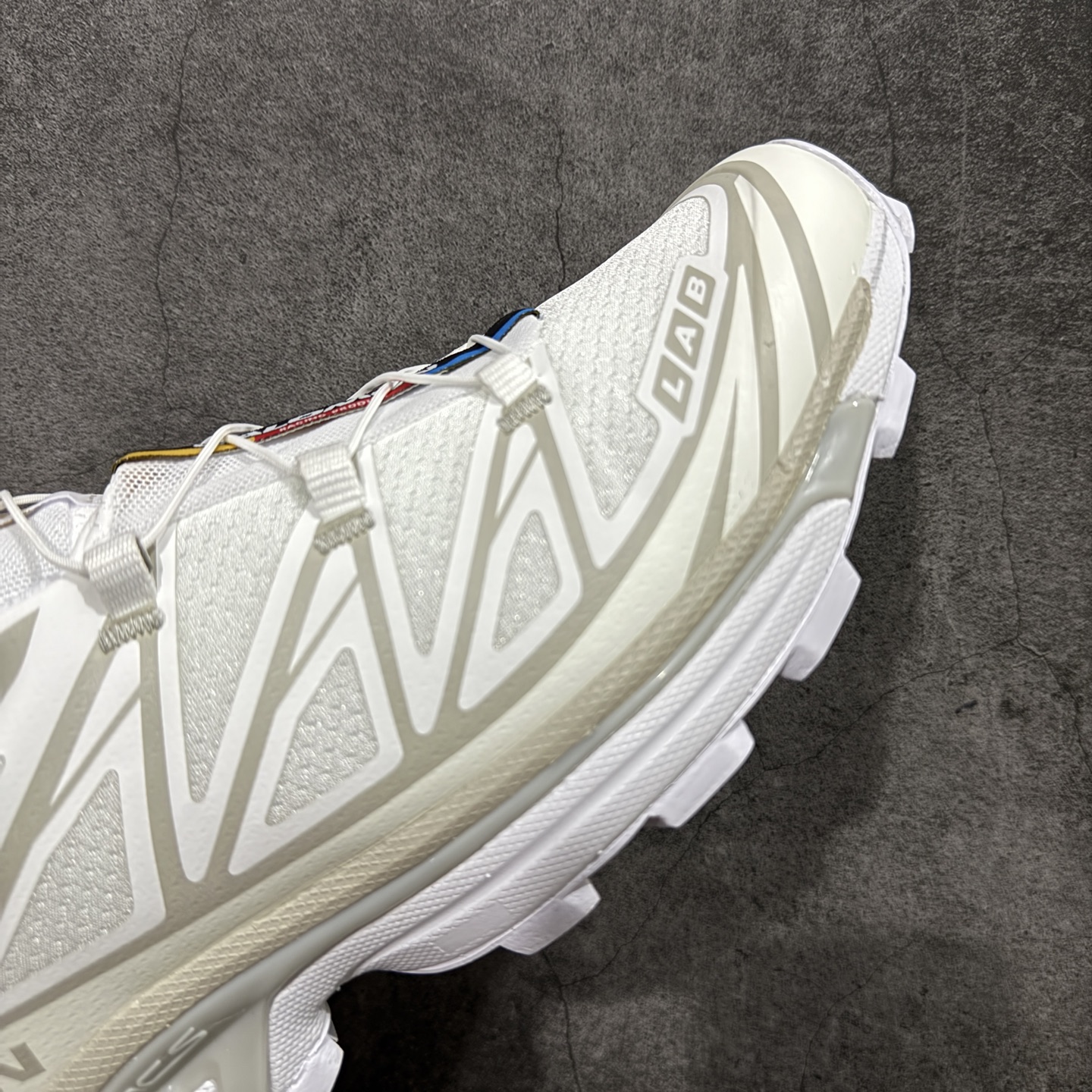 图片[6]-【跑量版】 Salomon XT-6 Expanse 一代 萨洛蒙复古潮流户外机能登山跑鞋 白色 412529 全套原纸板楦头开发 原厂特供网布配套加持 确保原汁原味 完美呈现版型 原档数据独家私模五层组合大底 原装Ortholite轻量化鞋垫 中底布带钢印编号 原厂TPU锁扣 进口港宝加持 后跟自然饱满 还原公司包裹性 鞋面以“锯齿”状的包裹系统呈现 在基色底之下加入了各种色点缀 将公司的最新技术和时尚前卫的造型融入耐用的长跑款式中 鞋面由 TPU 薄膜制成 并焊接在高耐磨网眼上 使其既时尚又坚固 由 ACS底盘支撑 可增强稳定性和支撑力 以及由橡胶凸耳 Contragrip外底覆盖的 EVA 缓冲中底 旨在应对崎岖的地形 鞋舌上的彩色Salomon 标签、Quicklace 系统以及鞋头、鞋舌和鞋跟上的附加品牌使细节更加完美 让穿着者可以轻松驾驭户外与通勤下的任何运动生活场景 无缝鞋身户外随意纵横 颜值与脚感兼备 出街通勤 绝对非常吸睛 你值得拥有 尺码：36 36.5 37.5 38 38.5 39 40 40.5 41 42 42.5 43 44 44.5 45 46-选品中心