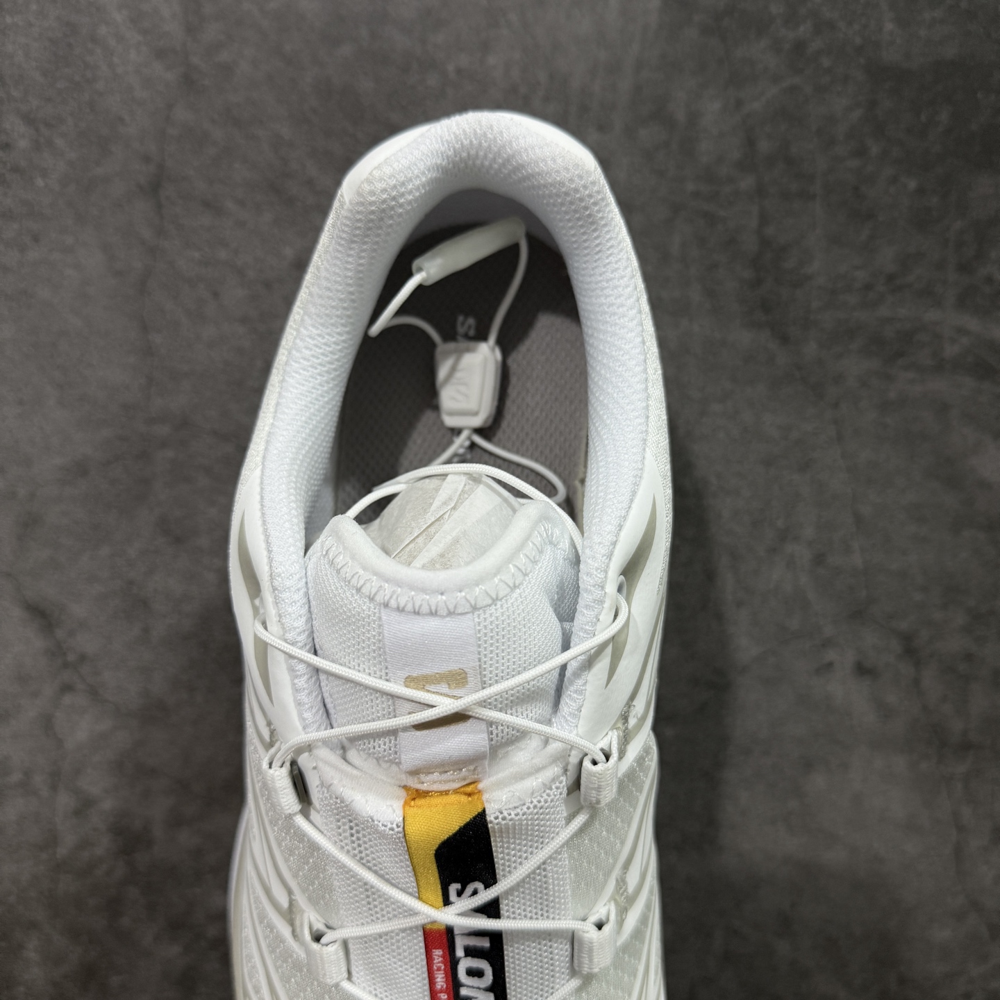 图片[8]-【跑量版】 Salomon XT-6 Expanse 一代 萨洛蒙复古潮流户外机能登山跑鞋 白色 412529 全套原纸板楦头开发 原厂特供网布配套加持 确保原汁原味 完美呈现版型 原档数据独家私模五层组合大底 原装Ortholite轻量化鞋垫 中底布带钢印编号 原厂TPU锁扣 进口港宝加持 后跟自然饱满 还原公司包裹性 鞋面以“锯齿”状的包裹系统呈现 在基色底之下加入了各种色点缀 将公司的最新技术和时尚前卫的造型融入耐用的长跑款式中 鞋面由 TPU 薄膜制成 并焊接在高耐磨网眼上 使其既时尚又坚固 由 ACS底盘支撑 可增强稳定性和支撑力 以及由橡胶凸耳 Contragrip外底覆盖的 EVA 缓冲中底 旨在应对崎岖的地形 鞋舌上的彩色Salomon 标签、Quicklace 系统以及鞋头、鞋舌和鞋跟上的附加品牌使细节更加完美 让穿着者可以轻松驾驭户外与通勤下的任何运动生活场景 无缝鞋身户外随意纵横 颜值与脚感兼备 出街通勤 绝对非常吸睛 你值得拥有 尺码：36 36.5 37.5 38 38.5 39 40 40.5 41 42 42.5 43 44 44.5 45 46-选品中心