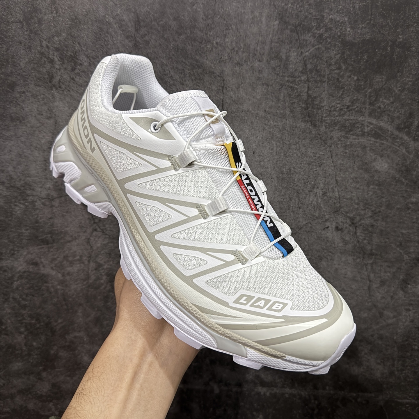 图片[3]-【跑量版】 Salomon XT-6 Expanse 一代 萨洛蒙复古潮流户外机能登山跑鞋 白色 412529 全套原纸板楦头开发 原厂特供网布配套加持 确保原汁原味 完美呈现版型 原档数据独家私模五层组合大底 原装Ortholite轻量化鞋垫 中底布带钢印编号 原厂TPU锁扣 进口港宝加持 后跟自然饱满 还原公司包裹性 鞋面以“锯齿”状的包裹系统呈现 在基色底之下加入了各种色点缀 将公司的最新技术和时尚前卫的造型融入耐用的长跑款式中 鞋面由 TPU 薄膜制成 并焊接在高耐磨网眼上 使其既时尚又坚固 由 ACS底盘支撑 可增强稳定性和支撑力 以及由橡胶凸耳 Contragrip外底覆盖的 EVA 缓冲中底 旨在应对崎岖的地形 鞋舌上的彩色Salomon 标签、Quicklace 系统以及鞋头、鞋舌和鞋跟上的附加品牌使细节更加完美 让穿着者可以轻松驾驭户外与通勤下的任何运动生活场景 无缝鞋身户外随意纵横 颜值与脚感兼备 出街通勤 绝对非常吸睛 你值得拥有 尺码：36 36.5 37.5 38 38.5 39 40 40.5 41 42 42.5 43 44 44.5 45 46-选品中心