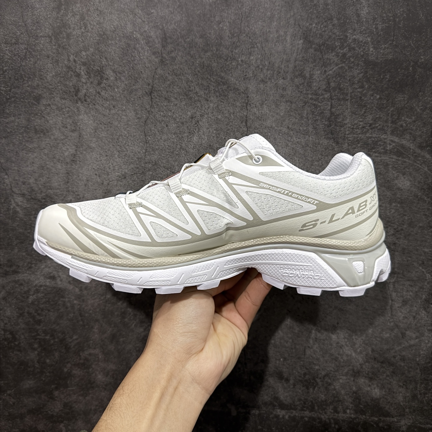 图片[2]-【跑量版】 Salomon XT-6 Expanse 一代 萨洛蒙复古潮流户外机能登山跑鞋 白色 412529 全套原纸板楦头开发 原厂特供网布配套加持 确保原汁原味 完美呈现版型 原档数据独家私模五层组合大底 原装Ortholite轻量化鞋垫 中底布带钢印编号 原厂TPU锁扣 进口港宝加持 后跟自然饱满 还原公司包裹性 鞋面以“锯齿”状的包裹系统呈现 在基色底之下加入了各种色点缀 将公司的最新技术和时尚前卫的造型融入耐用的长跑款式中 鞋面由 TPU 薄膜制成 并焊接在高耐磨网眼上 使其既时尚又坚固 由 ACS底盘支撑 可增强稳定性和支撑力 以及由橡胶凸耳 Contragrip外底覆盖的 EVA 缓冲中底 旨在应对崎岖的地形 鞋舌上的彩色Salomon 标签、Quicklace 系统以及鞋头、鞋舌和鞋跟上的附加品牌使细节更加完美 让穿着者可以轻松驾驭户外与通勤下的任何运动生活场景 无缝鞋身户外随意纵横 颜值与脚感兼备 出街通勤 绝对非常吸睛 你值得拥有 尺码：36 36.5 37.5 38 38.5 39 40 40.5 41 42 42.5 43 44 44.5 45 46-选品中心