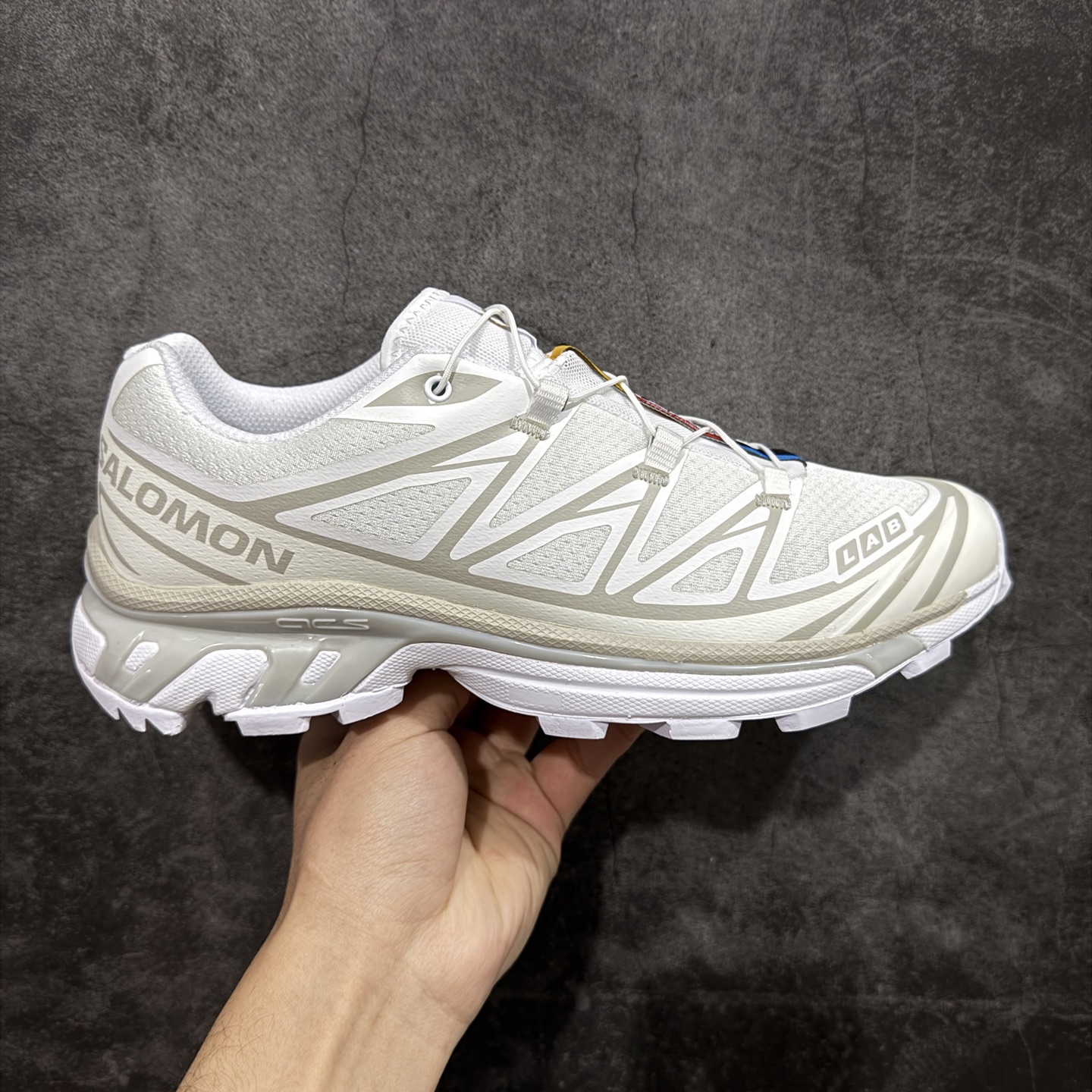 【跑量版】 Salomon XT-6 Expanse 一代 萨洛蒙复古潮流户外机能登山跑鞋 白色 412529 全套原纸板楦头开发 原厂特供网布配套加持 确保原汁原味 完美呈现版型 原档数据独家私模五层组合大底 原装Ortholite轻量化鞋垫 中底布带钢印编号 原厂TPU锁扣 进口港宝加持 后跟自然饱满 还原公司包裹性 鞋面以“锯齿”状的包裹系统呈现 在基色底之下加入了各种色点缀 将公司的最新技术和时尚前卫的造型融入耐用的长跑款式中 鞋面由 TPU 薄膜制成 并焊接在高耐磨网眼上 使其既时尚又坚固 由 ACS底盘支撑 可增强稳定性和支撑力 以及由橡胶凸耳 Contragrip外底覆盖的 EVA 缓冲中底 旨在应对崎岖的地形 鞋舌上的彩色Salomon 标签、Quicklace 系统以及鞋头、鞋舌和鞋跟上的附加品牌使细节更加完美 让穿着者可以轻松驾驭户外与通勤下的任何运动生活场景 无缝鞋身户外随意纵横 颜值与脚感兼备 出街通勤 绝对非常吸睛 你值得拥有 尺码：36 36.5 37.5 38 38.5 39 40 40.5 41 42 42.5 43 44 44.5 45 46-选品中心