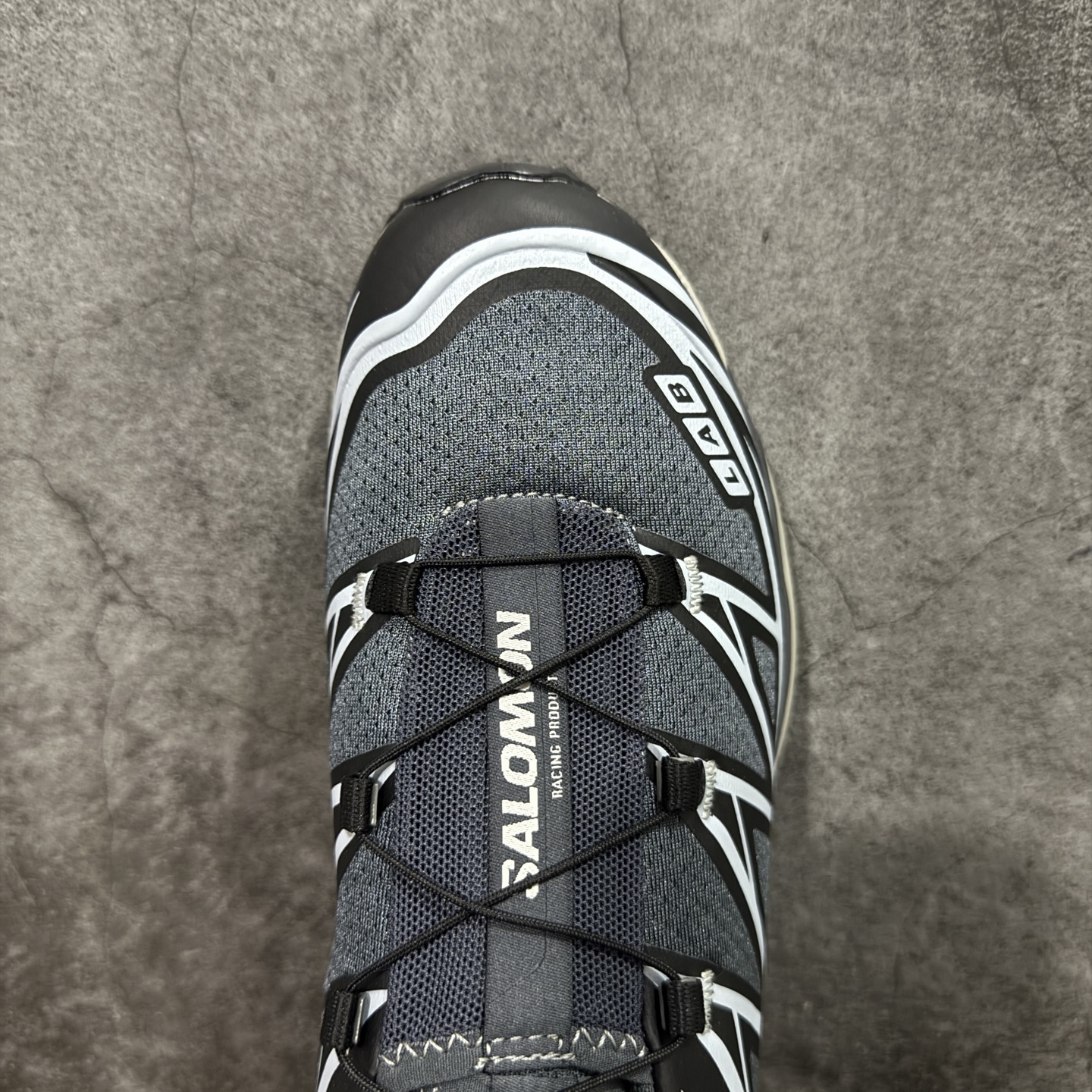 图片[5]-【跑量版】 Salomon XT-6 Expanse 一代 萨洛蒙复古潮流户外机能登山跑鞋 417170 全套原纸板楦头开发 原厂特供网布配套加持 确保原汁原味 完美呈现版型 原档数据独家私模五层组合大底 原装Ortholite轻量化鞋垫 中底布带钢印编号 原厂TPU锁扣 进口港宝加持 后跟自然饱满 还原公司包裹性 鞋面以“锯齿”状的包裹系统呈现 在基色底之下加入了各种色点缀 将公司的最新技术和时尚前卫的造型融入耐用的长跑款式中 鞋面由 TPU 薄膜制成 并焊接在高耐磨网眼上 使其既时尚又坚固 由 ACS底盘支撑 可增强稳定性和支撑力 以及由橡胶凸耳 Contragrip外底覆盖的 EVA 缓冲中底 旨在应对崎岖的地形 鞋舌上的彩色Salomon 标签、Quicklace 系统以及鞋头、鞋舌和鞋跟上的附加品牌使细节更加完美 让穿着者可以轻松驾驭户外与通勤下的任何运动生活场景 无缝鞋身户外随意纵横 颜值与脚感兼备 出街通勤 绝对非常吸睛 你值得拥有 尺码：36 36.5 37.5 38 38.5 39 40 40.5 41 42 42.5 43 44 44.5 45 46-选品中心