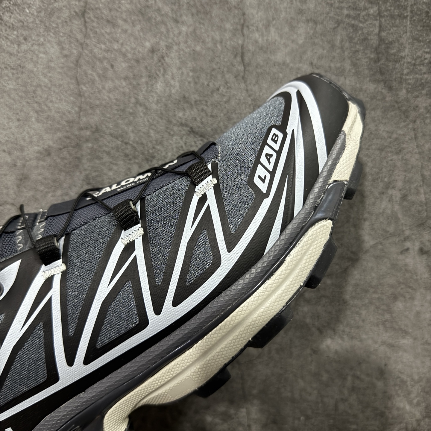 图片[6]-【跑量版】 Salomon XT-6 Expanse 一代 萨洛蒙复古潮流户外机能登山跑鞋 417170 全套原纸板楦头开发 原厂特供网布配套加持 确保原汁原味 完美呈现版型 原档数据独家私模五层组合大底 原装Ortholite轻量化鞋垫 中底布带钢印编号 原厂TPU锁扣 进口港宝加持 后跟自然饱满 还原公司包裹性 鞋面以“锯齿”状的包裹系统呈现 在基色底之下加入了各种色点缀 将公司的最新技术和时尚前卫的造型融入耐用的长跑款式中 鞋面由 TPU 薄膜制成 并焊接在高耐磨网眼上 使其既时尚又坚固 由 ACS底盘支撑 可增强稳定性和支撑力 以及由橡胶凸耳 Contragrip外底覆盖的 EVA 缓冲中底 旨在应对崎岖的地形 鞋舌上的彩色Salomon 标签、Quicklace 系统以及鞋头、鞋舌和鞋跟上的附加品牌使细节更加完美 让穿着者可以轻松驾驭户外与通勤下的任何运动生活场景 无缝鞋身户外随意纵横 颜值与脚感兼备 出街通勤 绝对非常吸睛 你值得拥有 尺码：36 36.5 37.5 38 38.5 39 40 40.5 41 42 42.5 43 44 44.5 45 46-选品中心