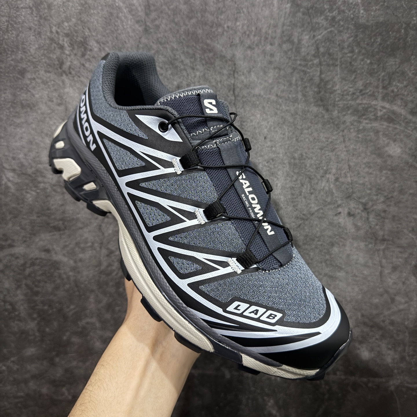 图片[3]-【跑量版】 Salomon XT-6 Expanse 一代 萨洛蒙复古潮流户外机能登山跑鞋 417170 全套原纸板楦头开发 原厂特供网布配套加持 确保原汁原味 完美呈现版型 原档数据独家私模五层组合大底 原装Ortholite轻量化鞋垫 中底布带钢印编号 原厂TPU锁扣 进口港宝加持 后跟自然饱满 还原公司包裹性 鞋面以“锯齿”状的包裹系统呈现 在基色底之下加入了各种色点缀 将公司的最新技术和时尚前卫的造型融入耐用的长跑款式中 鞋面由 TPU 薄膜制成 并焊接在高耐磨网眼上 使其既时尚又坚固 由 ACS底盘支撑 可增强稳定性和支撑力 以及由橡胶凸耳 Contragrip外底覆盖的 EVA 缓冲中底 旨在应对崎岖的地形 鞋舌上的彩色Salomon 标签、Quicklace 系统以及鞋头、鞋舌和鞋跟上的附加品牌使细节更加完美 让穿着者可以轻松驾驭户外与通勤下的任何运动生活场景 无缝鞋身户外随意纵横 颜值与脚感兼备 出街通勤 绝对非常吸睛 你值得拥有 尺码：36 36.5 37.5 38 38.5 39 40 40.5 41 42 42.5 43 44 44.5 45 46-选品中心