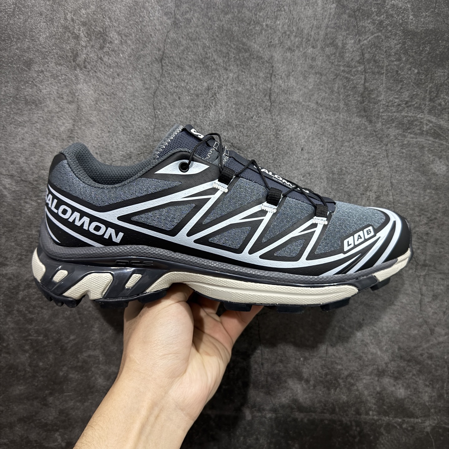 【跑量版】 Salomon XT-6 Expanse 一代 萨洛蒙复古潮流户外机能登山跑鞋 417170 全套原纸板楦头开发 原厂特供网布配套加持 确保原汁原味 完美呈现版型 原档数据独家私模五层组合大底 原装Ortholite轻量化鞋垫 中底布带钢印编号 原厂TPU锁扣 进口港宝加持 后跟自然饱满 还原公司包裹性 鞋面以“锯齿”状的包裹系统呈现 在基色底之下加入了各种色点缀 将公司的最新技术和时尚前卫的造型融入耐用的长跑款式中 鞋面由 TPU 薄膜制成 并焊接在高耐磨网眼上 使其既时尚又坚固 由 ACS底盘支撑 可增强稳定性和支撑力 以及由橡胶凸耳 Contragrip外底覆盖的 EVA 缓冲中底 旨在应对崎岖的地形 鞋舌上的彩色Salomon 标签、Quicklace 系统以及鞋头、鞋舌和鞋跟上的附加品牌使细节更加完美 让穿着者可以轻松驾驭户外与通勤下的任何运动生活场景 无缝鞋身户外随意纵横 颜值与脚感兼备 出街通勤 绝对非常吸睛 你值得拥有 尺码：36 36.5 37.5 38 38.5 39 40 40.5 41 42 42.5 43 44 44.5 45 46-选品中心