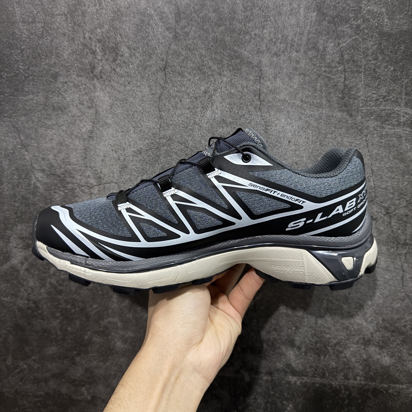 图片[2]-【跑量版】 Salomon XT-6 Expanse 一代 萨洛蒙复古潮流户外机能登山跑鞋 417170 全套原纸板楦头开发 原厂特供网布配套加持 确保原汁原味 完美呈现版型 原档数据独家私模五层组合大底 原装Ortholite轻量化鞋垫 中底布带钢印编号 原厂TPU锁扣 进口港宝加持 后跟自然饱满 还原公司包裹性 鞋面以“锯齿”状的包裹系统呈现 在基色底之下加入了各种色点缀 将公司的最新技术和时尚前卫的造型融入耐用的长跑款式中 鞋面由 TPU 薄膜制成 并焊接在高耐磨网眼上 使其既时尚又坚固 由 ACS底盘支撑 可增强稳定性和支撑力 以及由橡胶凸耳 Contragrip外底覆盖的 EVA 缓冲中底 旨在应对崎岖的地形 鞋舌上的彩色Salomon 标签、Quicklace 系统以及鞋头、鞋舌和鞋跟上的附加品牌使细节更加完美 让穿着者可以轻松驾驭户外与通勤下的任何运动生活场景 无缝鞋身户外随意纵横 颜值与脚感兼备 出街通勤 绝对非常吸睛 你值得拥有 尺码：36 36.5 37.5 38 38.5 39 40 40.5 41 42 42.5 43 44 44.5 45 46-选品中心
